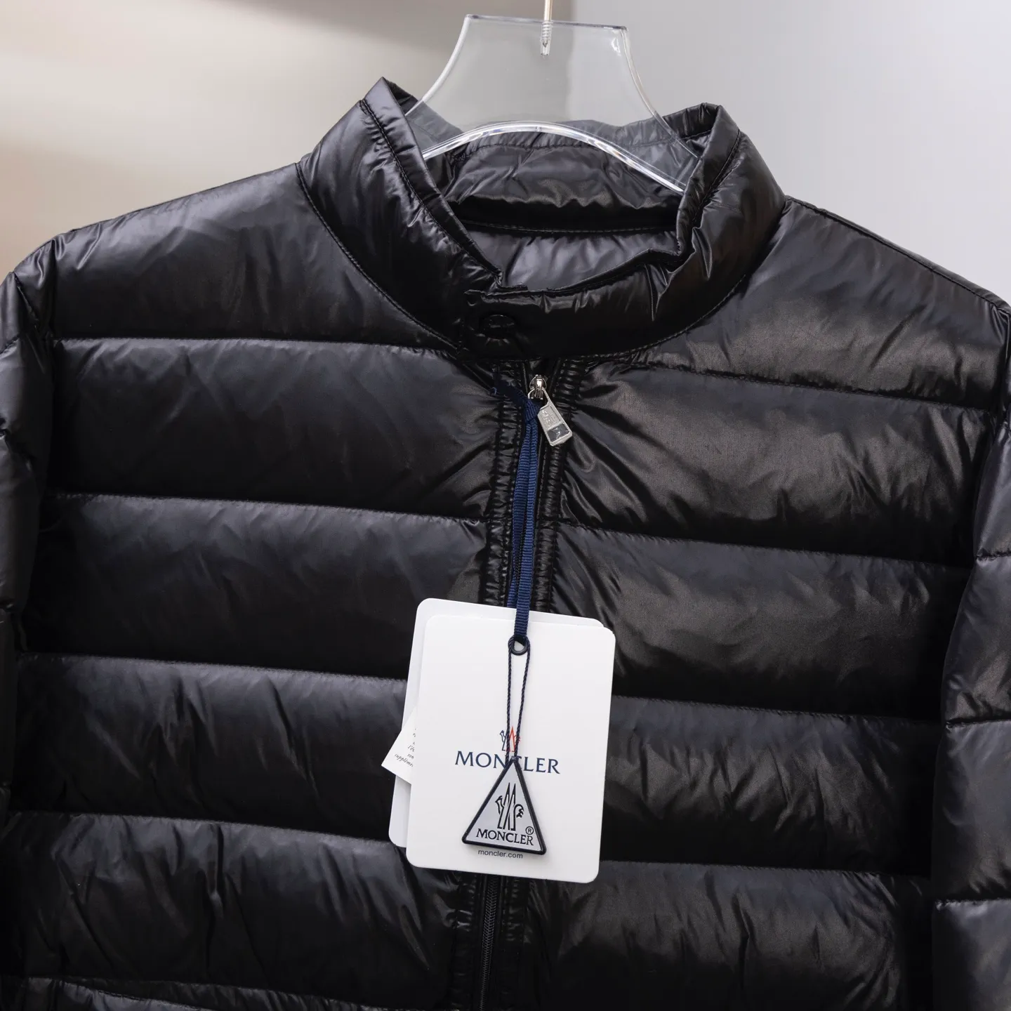 P620 2025 autumn and winter new style🆕Mon*ler Acorus men's foldable short down jacket, code number 12345, men's model, trading company channel goods. High-end tasting products. Top-notch Romanian products. Mon*ler Acorus men's fashionable and casual stand-up collar light down jacket jacket. Supplied to Japanese Toray company outdoor professional technical fabrics, stitching from Japan's top Fuji (FUJIX) Provided by KING) King Line, the interior is filled with Hungarian platinum-grade Hordobagy white goose down. The high-quality velvet extracted from the belly of the white goose has a diameter of 53MM. It has extremely high bulkiness and velvet content. It has excellent resilience, exceeds the European standard environmental protection level, has no odor, and has excellent temperature locking effect and warmth retention! High luxury fashion is combined with functional outdoor style. The sleeve arms retain the iconic brand wool badge body, focusing the brand's cultural essence and identity on it. It is fashionable and eye-catching!  The Acorus men's down jacket is a classic Moncler design item that embodies the brand's timeless aesthetics and sportswear essence. This short down jacket is made of Longue saison fabric, which combines lightweight texture with excellent thermal protection properties.  The craftsmanship details are exquisite and the accessories are all supplied by customers. It is a down jacket with strong wearability. It has a full upper body and a wide age range. It can be worn trendy or restrained and stable. It is very fashionable. It is highly recommended as a must-have tool to keep out the cold! Color: black gray