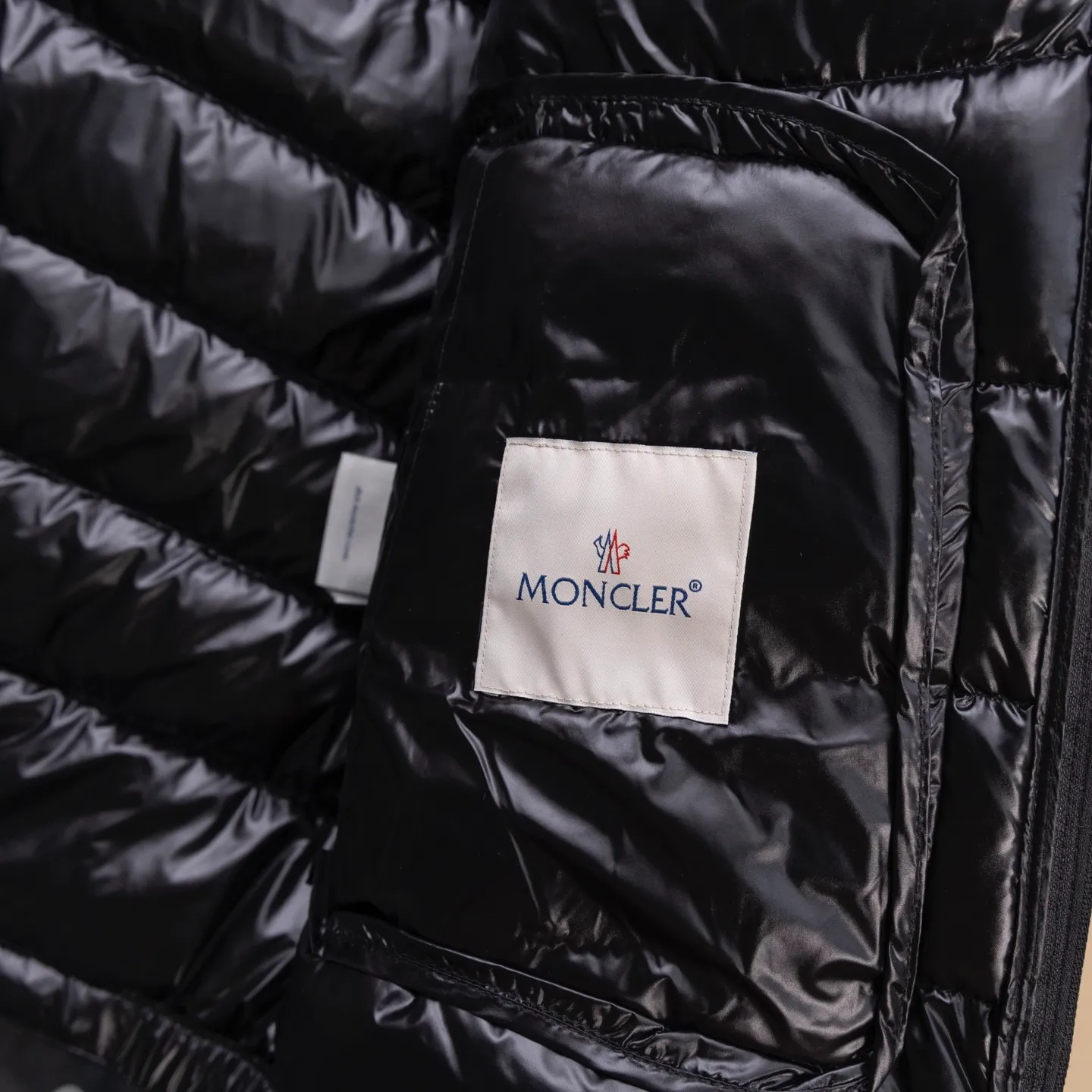 P620 2025 autumn and winter new style🆕Mon*ler Acorus men's foldable short down jacket, code number 12345, men's model, trading company channel goods. High-end tasting products. Top-notch Romanian products. Mon*ler Acorus men's fashionable and casual stand-up collar light down jacket jacket. Supplied to Japanese Toray company outdoor professional technical fabrics, stitching from Japan's top Fuji (FUJIX) Provided by KING) King Line, the interior is filled with Hungarian platinum-grade Hordobagy white goose down. The high-quality velvet extracted from the belly of the white goose has a diameter of 53MM. It has extremely high bulkiness and velvet content. It has excellent resilience, exceeds the European standard environmental protection level, has no odor, and has excellent temperature locking effect and warmth retention! High luxury fashion is combined with functional outdoor style. The sleeve arms retain the iconic brand wool badge body, focusing the brand's cultural essence and identity on it. It is fashionable and eye-catching!  The Acorus men's down jacket is a classic Moncler design item that embodies the brand's timeless aesthetics and sportswear essence. This short down jacket is made of Longue saison fabric, which combines lightweight texture with excellent thermal protection properties.  The craftsmanship details are exquisite and the accessories are all supplied by customers. It is a down jacket with strong wearability. It has a full upper body and a wide age range. It can be worn trendy or restrained and stable. It is very fashionable. It is highly recommended as a must-have tool to keep out the cold! Color: black gray