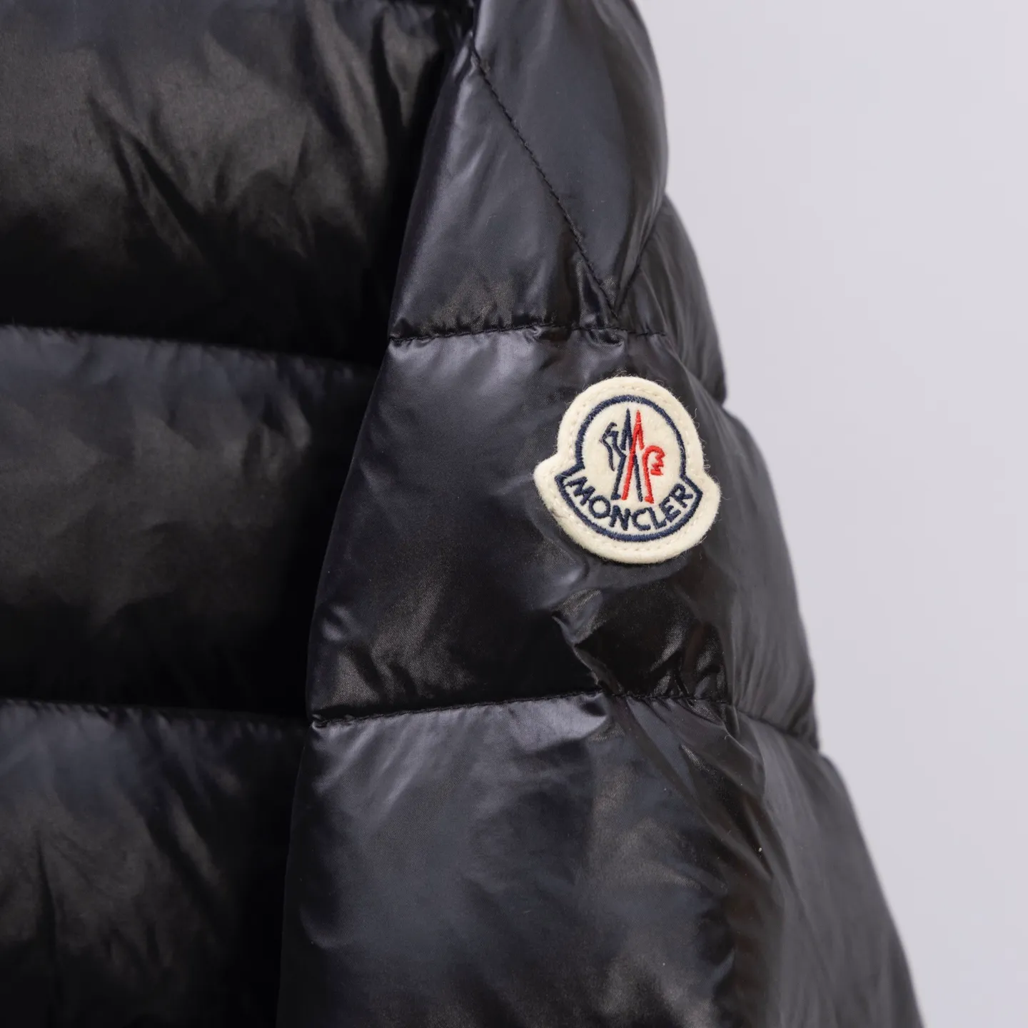 P620 2025 autumn and winter new style🆕Mon*ler Acorus men's foldable short down jacket, code number 12345, men's model, trading company channel goods. High-end tasting products. Top-notch Romanian products. Mon*ler Acorus men's fashionable and casual stand-up collar light down jacket jacket. Supplied to Japanese Toray company outdoor professional technical fabrics, stitching from Japan's top Fuji (FUJIX) Provided by KING) King Line, the interior is filled with Hungarian platinum-grade Hordobagy white goose down. The high-quality velvet extracted from the belly of the white goose has a diameter of 53MM. It has extremely high bulkiness and velvet content. It has excellent resilience, exceeds the European standard environmental protection level, has no odor, and has excellent temperature locking effect and warmth retention! High luxury fashion is combined with functional outdoor style. The sleeve arms retain the iconic brand wool badge body, focusing the brand's cultural essence and identity on it. It is fashionable and eye-catching!  The Acorus men's down jacket is a classic Moncler design item that embodies the brand's timeless aesthetics and sportswear essence. This short down jacket is made of Longue saison fabric, which combines lightweight texture with excellent thermal protection properties.  The craftsmanship details are exquisite and the accessories are all supplied by customers. It is a down jacket with strong wearability. It has a full upper body and a wide age range. It can be worn trendy or restrained and stable. It is very fashionable. It is highly recommended as a must-have tool to keep out the cold! Color: black gray