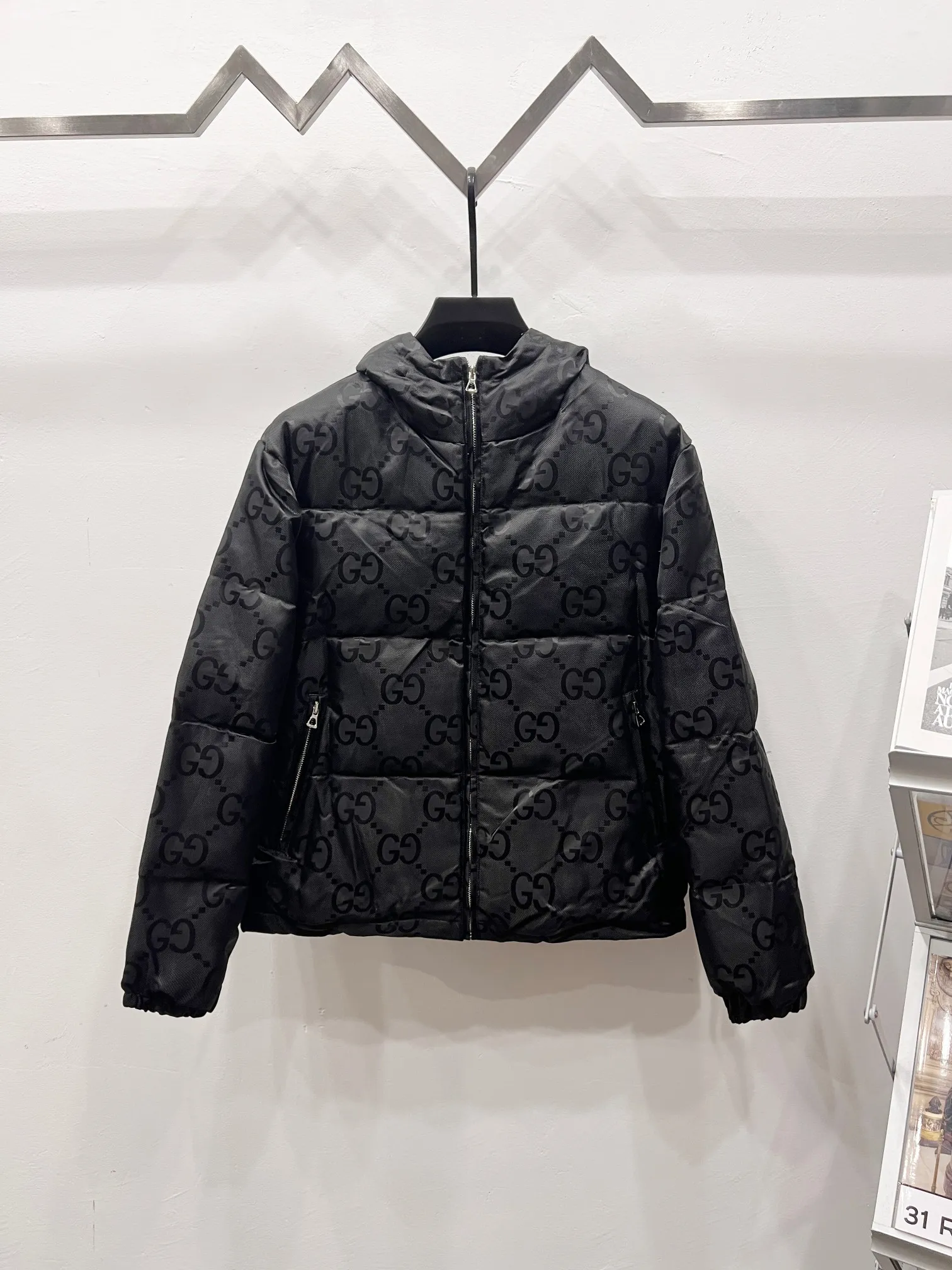 P490 Style No.: (B015) Moncler & Mongolian original 1:1 customized hardware accessories are all imported and original customization. Welcome to compare at the counter. Absolutely high quality. Made of top 90 white duck down. Super soft and fluffy. Super heavy workmanship. Fabric workmanship. Perfect version. Note⚠The fabric is super comfortable. Men and women (first time making down jacket this year. The price is very cost-effective) [Top fabric + features: ✅The down content is 95 down, and the gram weight is about 320g. ✅The whole body is fully printed with LOGO. ✅Introducing a sense of fashion and luxury to achieve double standards of warmth and style. ✅It needs to be customized separately. It is very thick and has a three-dimensional and full feeling from 360 degrees! ✅The down jacket uses a double-layer anti-down liner design! Super windproof performance ✅Hardware 1:1 fully customized ZP craftsmanship: spot heavy goods! The highest version is produced by the same celebrity couple and must be good. This down jacket uses a double-layer anti-velvet liner design! It has super windproof performance and will be very warm when worn in winter! Filled with white duck down, the fluffiness is high, and it can be worn at minus ten degrees Celsius❗ Color: black Size: M-L-XL-XXL