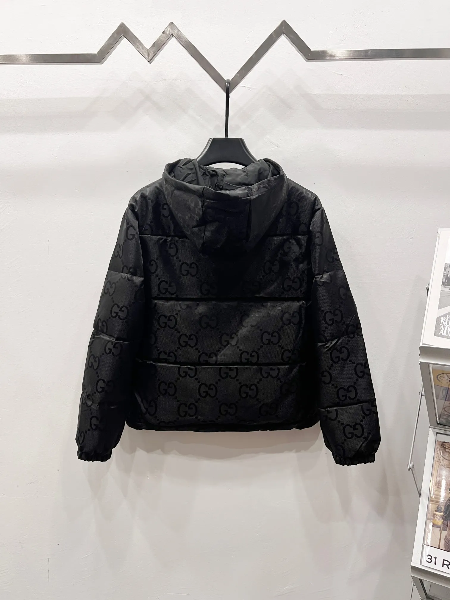 P490 Style No.: (B015) Moncler & Mongolian original 1:1 customized hardware accessories are all imported and original customization. Welcome to compare at the counter. Absolutely high quality. Made of top 90 white duck down. Super soft and fluffy. Super heavy workmanship. Fabric workmanship. Perfect version. Note⚠The fabric is super comfortable. Men and women (first time making down jacket this year. The price is very cost-effective) [Top fabric + features: ✅The down content is 95 down, and the gram weight is about 320g. ✅The whole body is fully printed with LOGO. ✅Introducing a sense of fashion and luxury to achieve double standards of warmth and style. ✅It needs to be customized separately. It is very thick and has a three-dimensional and full feeling from 360 degrees! ✅The down jacket uses a double-layer anti-down liner design! Super windproof performance ✅Hardware 1:1 fully customized ZP craftsmanship: spot heavy goods! The highest version is produced by the same celebrity couple and must be good. This down jacket uses a double-layer anti-velvet liner design! It has super windproof performance and will be very warm when worn in winter! Filled with white duck down, the fluffiness is high, and it can be worn at minus ten degrees Celsius❗ Color: black Size: M-L-XL-XXL