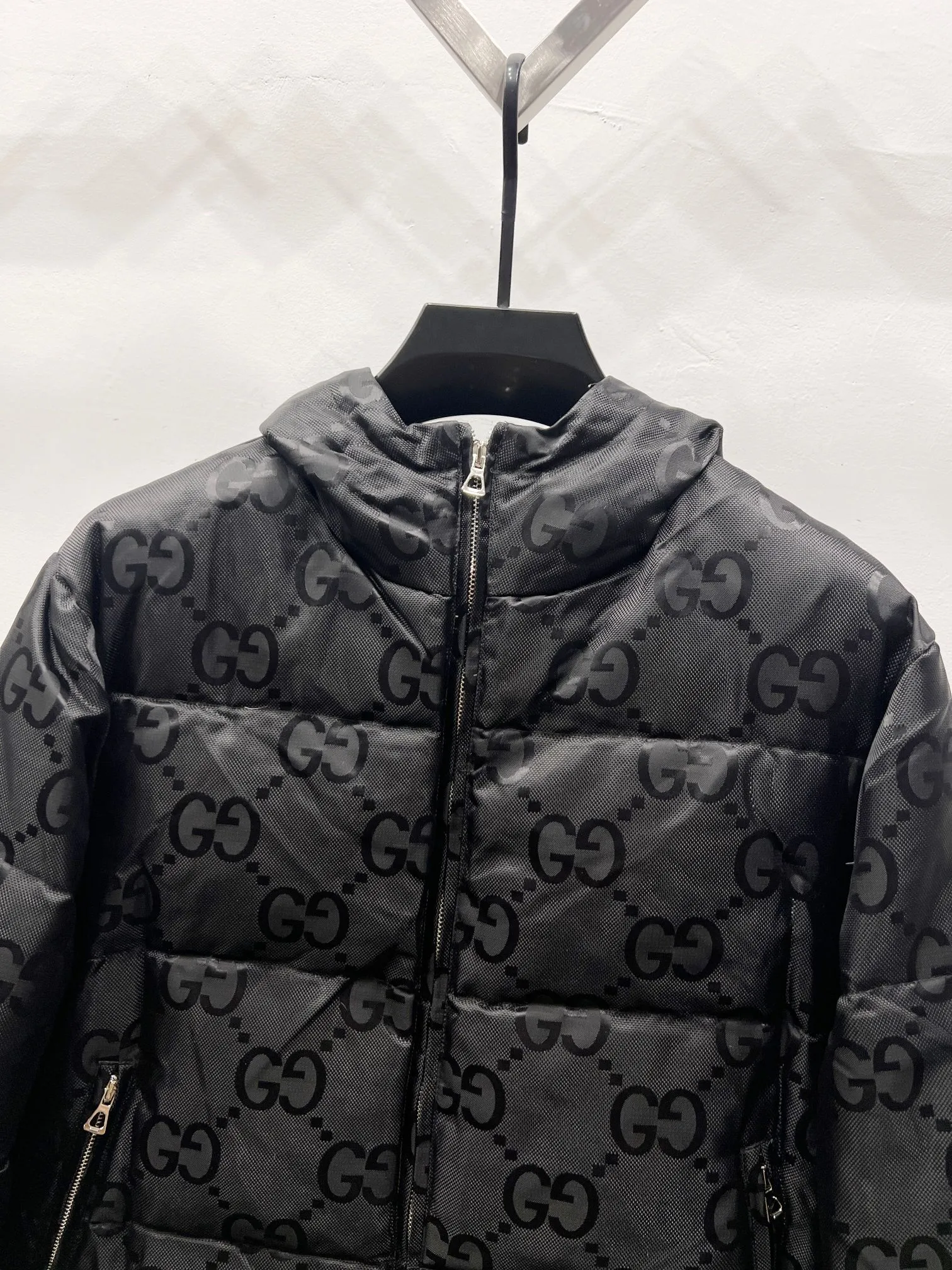 P490 Style No.: (B015) Moncler & Mongolian original 1:1 customized hardware accessories are all imported and original customization. Welcome to compare at the counter. Absolutely high quality. Made of top 90 white duck down. Super soft and fluffy. Super heavy workmanship. Fabric workmanship. Perfect version. Note⚠The fabric is super comfortable. Men and women (first time making down jacket this year. The price is very cost-effective) [Top fabric + features: ✅The down content is 95 down, and the gram weight is about 320g. ✅The whole body is fully printed with LOGO. ✅Introducing a sense of fashion and luxury to achieve double standards of warmth and style. ✅It needs to be customized separately. It is very thick and has a three-dimensional and full feeling from 360 degrees! ✅The down jacket uses a double-layer anti-down liner design! Super windproof performance ✅Hardware 1:1 fully customized ZP craftsmanship: spot heavy goods! The highest version is produced by the same celebrity couple and must be good. This down jacket uses a double-layer anti-velvet liner design! It has super windproof performance and will be very warm when worn in winter! Filled with white duck down, the fluffiness is high, and it can be worn at minus ten degrees Celsius❗ Color: black Size: M-L-XL-XXL