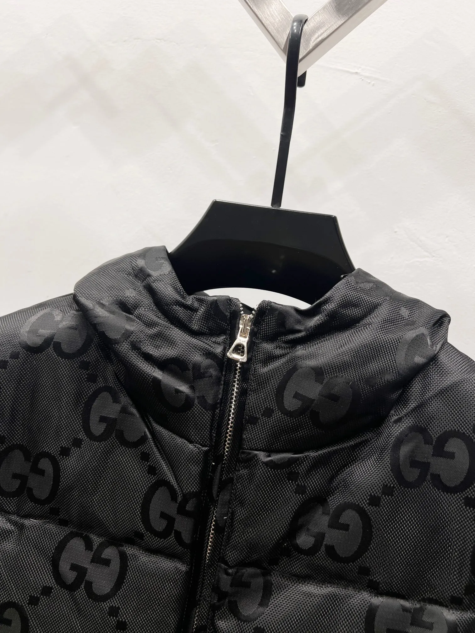P490 Style No.: (B015) Moncler & Mongolian original 1:1 customized hardware accessories are all imported and original customization. Welcome to compare at the counter. Absolutely high quality. Made of top 90 white duck down. Super soft and fluffy. Super heavy workmanship. Fabric workmanship. Perfect version. Note⚠The fabric is super comfortable. Men and women (first time making down jacket this year. The price is very cost-effective) [Top fabric + features: ✅The down content is 95 down, and the gram weight is about 320g. ✅The whole body is fully printed with LOGO. ✅Introducing a sense of fashion and luxury to achieve double standards of warmth and style. ✅It needs to be customized separately. It is very thick and has a three-dimensional and full feeling from 360 degrees! ✅The down jacket uses a double-layer anti-down liner design! Super windproof performance ✅Hardware 1:1 fully customized ZP craftsmanship: spot heavy goods! The highest version is produced by the same celebrity couple and must be good. This down jacket uses a double-layer anti-velvet liner design! It has super windproof performance and will be very warm when worn in winter! Filled with white duck down, the fluffiness is high, and it can be worn at minus ten degrees Celsius❗ Color: black Size: M-L-XL-XXL