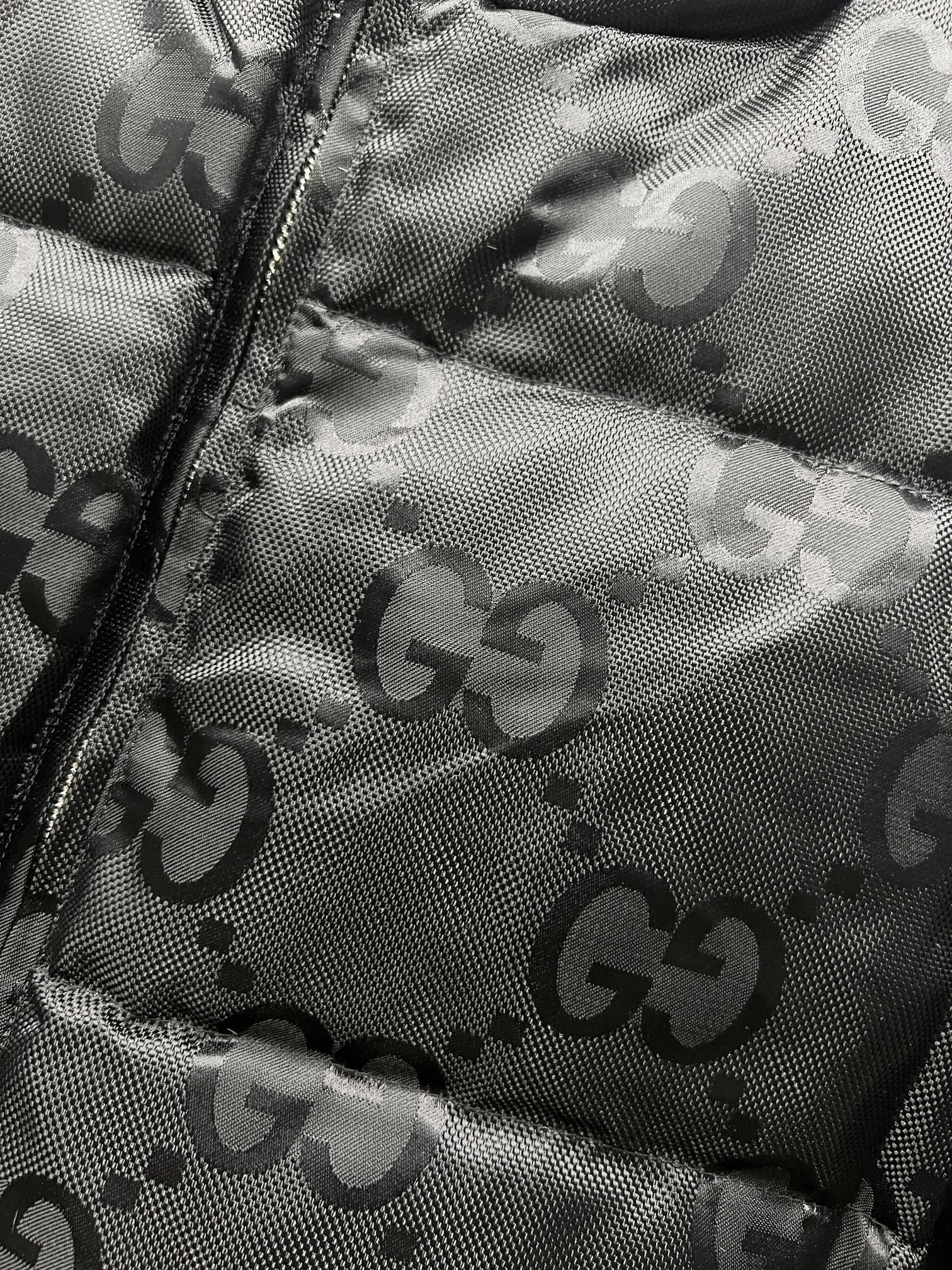 P490 Style No.: (B015) Moncler & Mongolian original 1:1 customized hardware accessories are all imported and original customization. Welcome to compare at the counter. Absolutely high quality. Made of top 90 white duck down. Super soft and fluffy. Super heavy workmanship. Fabric workmanship. Perfect version. Note⚠The fabric is super comfortable. Men and women (first time making down jacket this year. The price is very cost-effective) [Top fabric + features: ✅The down content is 95 down, and the gram weight is about 320g. ✅The whole body is fully printed with LOGO. ✅Introducing a sense of fashion and luxury to achieve double standards of warmth and style. ✅It needs to be customized separately. It is very thick and has a three-dimensional and full feeling from 360 degrees! ✅The down jacket uses a double-layer anti-down liner design! Super windproof performance ✅Hardware 1:1 fully customized ZP craftsmanship: spot heavy goods! The highest version is produced by the same celebrity couple and must be good. This down jacket uses a double-layer anti-velvet liner design! It has super windproof performance and will be very warm when worn in winter! Filled with white duck down, the fluffiness is high, and it can be worn at minus ten degrees Celsius❗ Color: black Size: M-L-XL-XXL