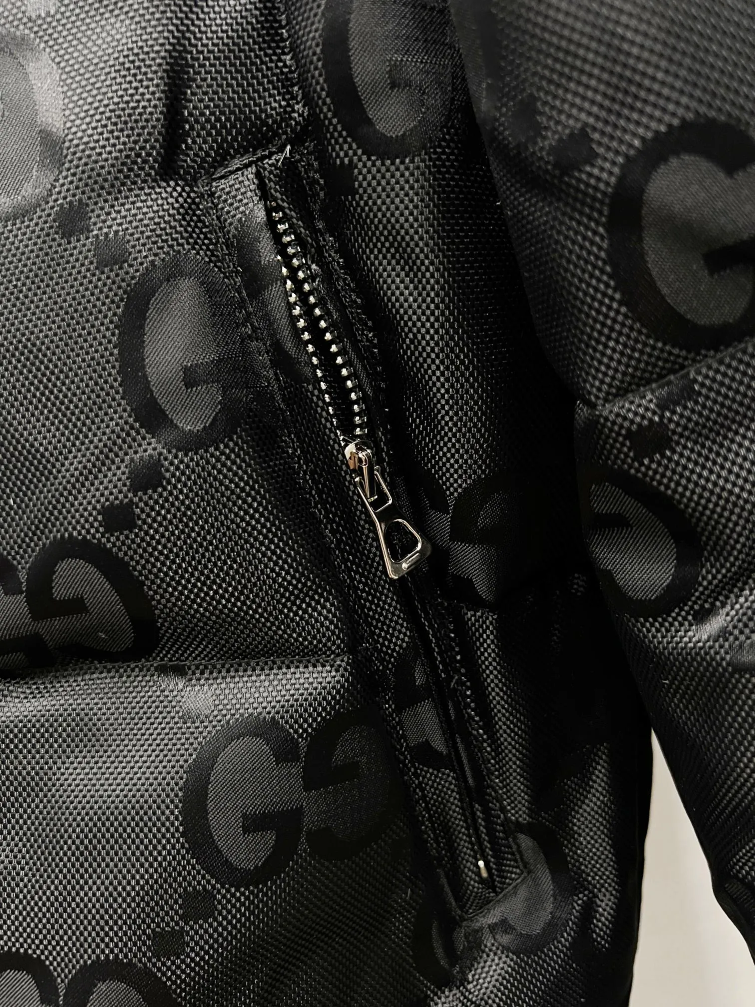 P490 Style No.: (B015) Moncler & Mongolian original 1:1 customized hardware accessories are all imported and original customization. Welcome to compare at the counter. Absolutely high quality. Made of top 90 white duck down. Super soft and fluffy. Super heavy workmanship. Fabric workmanship. Perfect version. Note⚠The fabric is super comfortable. Men and women (first time making down jacket this year. The price is very cost-effective) [Top fabric + features: ✅The down content is 95 down, and the gram weight is about 320g. ✅The whole body is fully printed with LOGO. ✅Introducing a sense of fashion and luxury to achieve double standards of warmth and style. ✅It needs to be customized separately. It is very thick and has a three-dimensional and full feeling from 360 degrees! ✅The down jacket uses a double-layer anti-down liner design! Super windproof performance ✅Hardware 1:1 fully customized ZP craftsmanship: spot heavy goods! The highest version is produced by the same celebrity couple and must be good. This down jacket uses a double-layer anti-velvet liner design! It has super windproof performance and will be very warm when worn in winter! Filled with white duck down, the fluffiness is high, and it can be worn at minus ten degrees Celsius❗ Color: black Size: M-L-XL-XXL