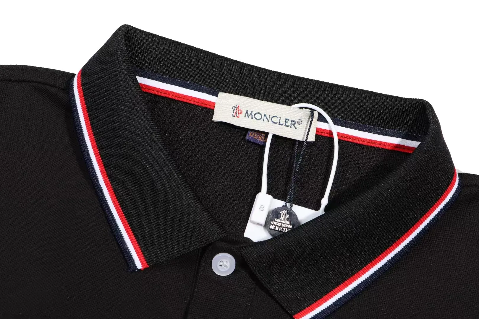 P200 New in stock】𝐌𝐎𝐍𝐂𝐋𝐄𝐑~Mengkou #2024 Early spring new high-quality lapel long-sleeved POLO shirt, counter-customized fabrics with high breathability and comfort, impeccable details, the brand's simple element design concept, reflecting high quality. It feels delicate and soft! It presents a casual cut and the upper body shape is great! The chest is filled with three-dimensional embroidery of the brand LOGO to highlight quality and luxury. Color: black, white Size: M~L~XL~2XL~3XL