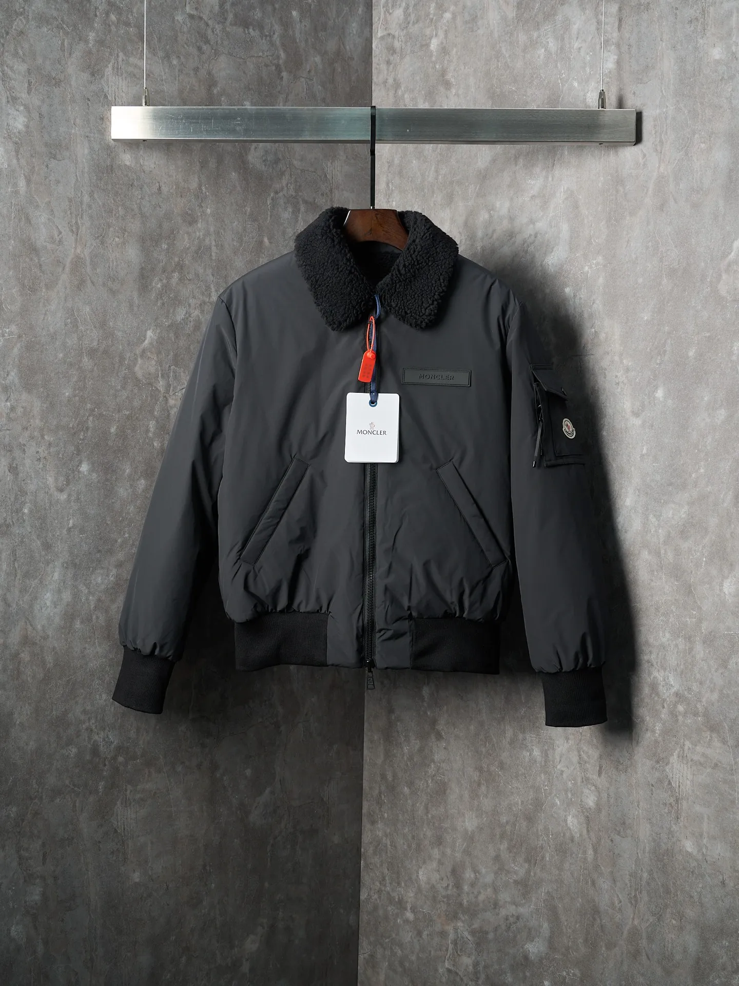 P920 Actual hanging auction] Moncler/Muzzled Teddy velvet reversible pilot lapel zipper down jacket [Ready stock] 1 code 2 codes 3 codes 4 codes Function: reversible, free to match Customized soft velvet matte brocade fabric and teddy velvet Use the new national standard 90 white duck down (welcome to test), full of down, full of warmth, light and fluffy, with a pure and ultimate black tone, exuding an irresistible charm The fashion code is hidden on both sides to unlock multiple styles. One side is matte like the deep night, cold and neat, outlining modern simplicity. The other side is made of teddy velvet like dark night velvet flowers, soft and mysterious, smudged with retro warmth. The iconic Moncler logo appears on the sleeves. It is highly recognizable. Styles can be switched at will. It is free and easy to show nobility. It subverts the traditional avant-garde design and redefines the boundaries of winter fashion. Becoming the most considerate companion in winter. Computerized velvet filling Priority is given to making the liner paper pattern to determine the down filling area and determine the gram weight of down per square meter according to the original three-dimensional effect, thereby calculating the filling amount of each cut piece. The computer down filling machine uses a digital weighing unit to achieve stable measurement. The computer template machine lines the line. The line process of the computer template machine shows extremely high neatness and smoothness. The craftsman accurately controls the size during the operation to ensure that each line meets the design requirements. The lines of the entire template are smooth and unified, clean and beautiful, and ergonomic three-dimensional cutting. Return to traditional craft techniques through segmentation, folding, shrinking, and stretching techniques. The so-called slow work results in fine work, which is the respect for materials and the pursuit of feel. Complex workmanship, tedious, slow timeliness, high loss. Manual reloading and opening of bags. For high-density and heavy teddy velvet fabrics, special bone needles are used to accurately lift out the three-dimensional structure of the bag mouth on the back of the fabric. It is a two-stage operation of single-layer basic shaping and multi-layer edge reinforcement.