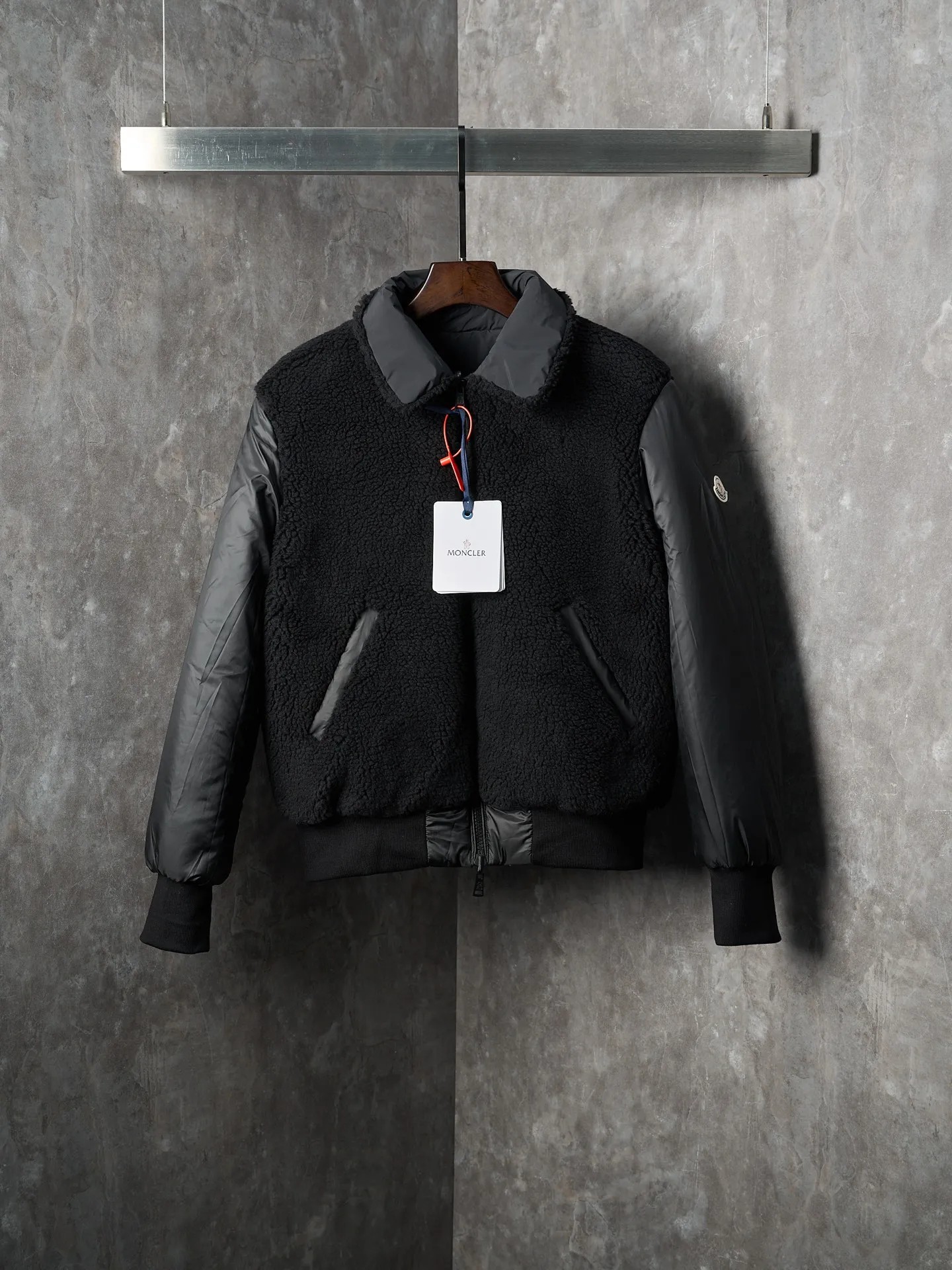 P920 Actual hanging auction] Moncler/Muzzled Teddy velvet reversible pilot lapel zipper down jacket [Ready stock] 1 code 2 codes 3 codes 4 codes Function: reversible, free to match Customized soft velvet matte brocade fabric and teddy velvet Use the new national standard 90 white duck down (welcome to test), full of down, full of warmth, light and fluffy, with a pure and ultimate black tone, exuding an irresistible charm The fashion code is hidden on both sides to unlock multiple styles. One side is matte like the deep night, cold and neat, outlining modern simplicity. The other side is made of teddy velvet like dark night velvet flowers, soft and mysterious, smudged with retro warmth. The iconic Moncler logo appears on the sleeves. It is highly recognizable. Styles can be switched at will. It is free and easy to show nobility. It subverts the traditional avant-garde design and redefines the boundaries of winter fashion. Becoming the most considerate companion in winter. Computerized velvet filling Priority is given to making the liner paper pattern to determine the down filling area and determine the gram weight of down per square meter according to the original three-dimensional effect, thereby calculating the filling amount of each cut piece. The computer down filling machine uses a digital weighing unit to achieve stable measurement. The computer template machine lines the line. The line process of the computer template machine shows extremely high neatness and smoothness. The craftsman accurately controls the size during the operation to ensure that each line meets the design requirements. The lines of the entire template are smooth and unified, clean and beautiful, and ergonomic three-dimensional cutting. Return to traditional craft techniques through segmentation, folding, shrinking, and stretching techniques. The so-called slow work results in fine work, which is the respect for materials and the pursuit of feel. Complex workmanship, tedious, slow timeliness, high loss. Manual reloading and opening of bags. For high-density and heavy teddy velvet fabrics, special bone needles are used to accurately lift out the three-dimensional structure of the bag mouth on the back of the fabric. It is a two-stage operation of single-layer basic shaping and multi-layer edge reinforcement.