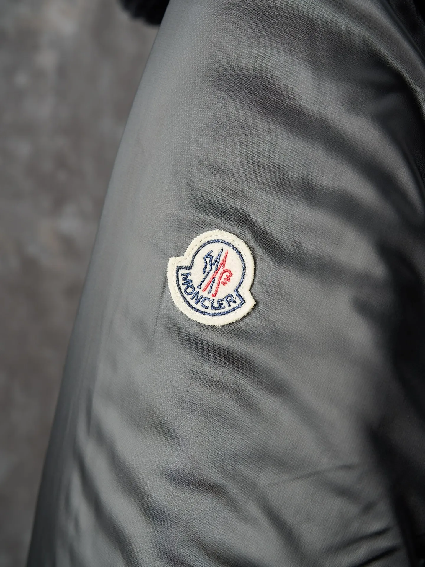 P920 Actual hanging auction] Moncler/Muzzled Teddy velvet reversible pilot lapel zipper down jacket [Ready stock] 1 code 2 codes 3 codes 4 codes Function: reversible, free to match Customized soft velvet matte brocade fabric and teddy velvet Use the new national standard 90 white duck down (welcome to test), full of down, full of warmth, light and fluffy, with a pure and ultimate black tone, exuding an irresistible charm The fashion code is hidden on both sides to unlock multiple styles. One side is matte like the deep night, cold and neat, outlining modern simplicity. The other side is made of teddy velvet like dark night velvet flowers, soft and mysterious, smudged with retro warmth. The iconic Moncler logo appears on the sleeves. It is highly recognizable. Styles can be switched at will. It is free and easy to show nobility. It subverts the traditional avant-garde design and redefines the boundaries of winter fashion. Becoming the most considerate companion in winter. Computerized velvet filling Priority is given to making the liner paper pattern to determine the down filling area and determine the gram weight of down per square meter according to the original three-dimensional effect, thereby calculating the filling amount of each cut piece. The computer down filling machine uses a digital weighing unit to achieve stable measurement. The computer template machine lines the line. The line process of the computer template machine shows extremely high neatness and smoothness. The craftsman accurately controls the size during the operation to ensure that each line meets the design requirements. The lines of the entire template are smooth and unified, clean and beautiful, and ergonomic three-dimensional cutting. Return to traditional craft techniques through segmentation, folding, shrinking, and stretching techniques. The so-called slow work results in fine work, which is the respect for materials and the pursuit of feel. Complex workmanship, tedious, slow timeliness, high loss. Manual reloading and opening of bags. For high-density and heavy teddy velvet fabrics, special bone needles are used to accurately lift out the three-dimensional structure of the bag mouth on the back of the fabric. It is a two-stage operation of single-layer basic shaping and multi-layer edge reinforcement.