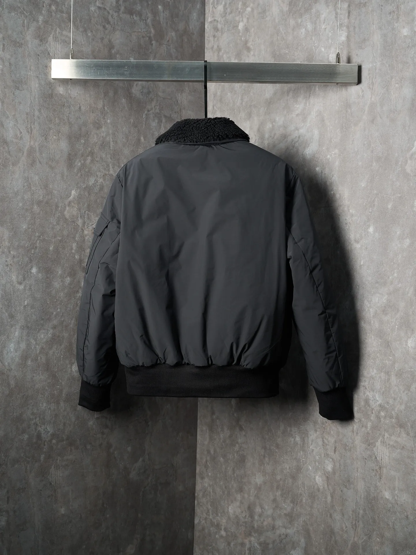 P920 Actual hanging auction] Moncler/Muzzled Teddy velvet reversible pilot lapel zipper down jacket [Ready stock] 1 code 2 codes 3 codes 4 codes Function: reversible, free to match Customized soft velvet matte brocade fabric and teddy velvet Use the new national standard 90 white duck down (welcome to test), full of down, full of warmth, light and fluffy, with a pure and ultimate black tone, exuding an irresistible charm The fashion code is hidden on both sides to unlock multiple styles. One side is matte like the deep night, cold and neat, outlining modern simplicity. The other side is made of teddy velvet like dark night velvet flowers, soft and mysterious, smudged with retro warmth. The iconic Moncler logo appears on the sleeves. It is highly recognizable. Styles can be switched at will. It is free and easy to show nobility. It subverts the traditional avant-garde design and redefines the boundaries of winter fashion. Becoming the most considerate companion in winter. Computerized velvet filling Priority is given to making the liner paper pattern to determine the down filling area and determine the gram weight of down per square meter according to the original three-dimensional effect, thereby calculating the filling amount of each cut piece. The computer down filling machine uses a digital weighing unit to achieve stable measurement. The computer template machine lines the line. The line process of the computer template machine shows extremely high neatness and smoothness. The craftsman accurately controls the size during the operation to ensure that each line meets the design requirements. The lines of the entire template are smooth and unified, clean and beautiful, and ergonomic three-dimensional cutting. Return to traditional craft techniques through segmentation, folding, shrinking, and stretching techniques. The so-called slow work results in fine work, which is the respect for materials and the pursuit of feel. Complex workmanship, tedious, slow timeliness, high loss. Manual reloading and opening of bags. For high-density and heavy teddy velvet fabrics, special bone needles are used to accurately lift out the three-dimensional structure of the bag mouth on the back of the fabric. It is a two-stage operation of single-layer basic shaping and multi-layer edge reinforcement.