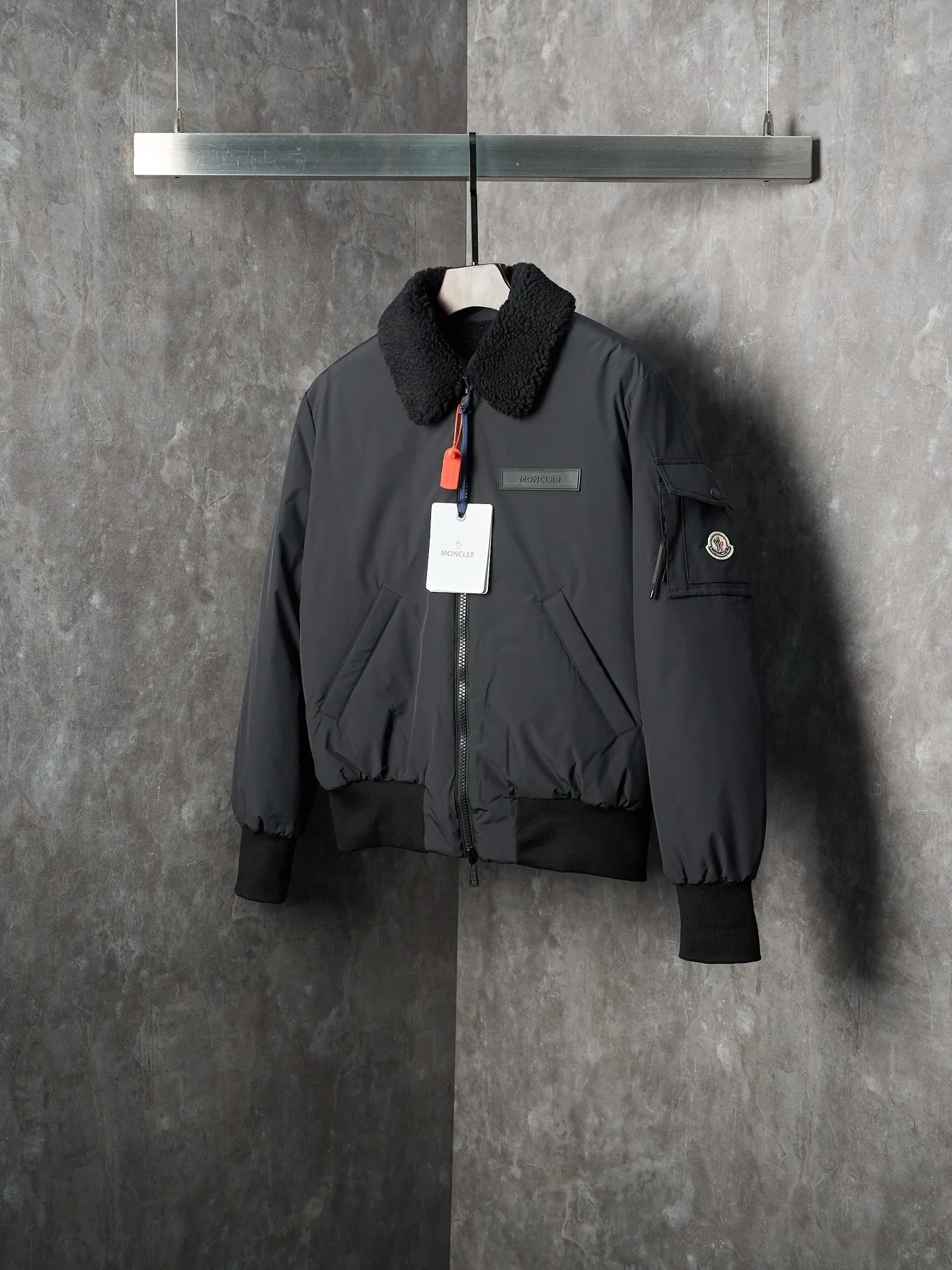 P920 Actual hanging auction] Moncler/Muzzled Teddy velvet reversible pilot lapel zipper down jacket [Ready stock] 1 code 2 codes 3 codes 4 codes Function: reversible, free to match Customized soft velvet matte brocade fabric and teddy velvet Use the new national standard 90 white duck down (welcome to test), full of down, full of warmth, light and fluffy, with a pure and ultimate black tone, exuding an irresistible charm The fashion code is hidden on both sides to unlock multiple styles. One side is matte like the deep night, cold and neat, outlining modern simplicity. The other side is made of teddy velvet like dark night velvet flowers, soft and mysterious, smudged with retro warmth. The iconic Moncler logo appears on the sleeves. It is highly recognizable. Styles can be switched at will. It is free and easy to show nobility. It subverts the traditional avant-garde design and redefines the boundaries of winter fashion. Becoming the most considerate companion in winter. Computerized velvet filling Priority is given to making the liner paper pattern to determine the down filling area and determine the gram weight of down per square meter according to the original three-dimensional effect, thereby calculating the filling amount of each cut piece. The computer down filling machine uses a digital weighing unit to achieve stable measurement. The computer template machine lines the line. The line process of the computer template machine shows extremely high neatness and smoothness. The craftsman accurately controls the size during the operation to ensure that each line meets the design requirements. The lines of the entire template are smooth and unified, clean and beautiful, and ergonomic three-dimensional cutting. Return to traditional craft techniques through segmentation, folding, shrinking, and stretching techniques. The so-called slow work results in fine work, which is the respect for materials and the pursuit of feel. Complex workmanship, tedious, slow timeliness, high loss. Manual reloading and opening of bags. For high-density and heavy teddy velvet fabrics, special bone needles are used to accurately lift out the three-dimensional structure of the bag mouth on the back of the fabric. It is a two-stage operation of single-layer basic shaping and multi-layer edge reinforcement.