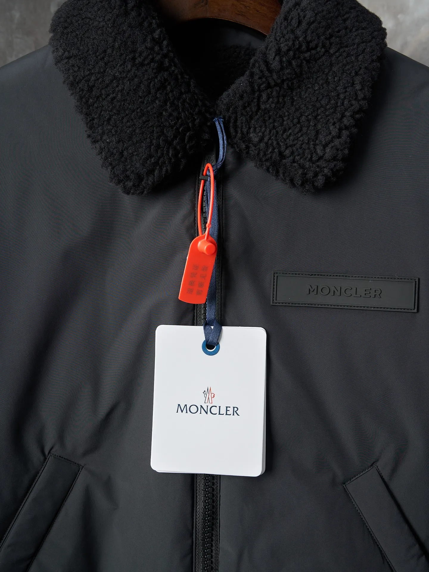 P920 Actual hanging auction] Moncler/Muzzled Teddy velvet reversible pilot lapel zipper down jacket [Ready stock] 1 code 2 codes 3 codes 4 codes Function: reversible, free to match Customized soft velvet matte brocade fabric and teddy velvet Use the new national standard 90 white duck down (welcome to test), full of down, full of warmth, light and fluffy, with a pure and ultimate black tone, exuding an irresistible charm The fashion code is hidden on both sides to unlock multiple styles. One side is matte like the deep night, cold and neat, outlining modern simplicity. The other side is made of teddy velvet like dark night velvet flowers, soft and mysterious, smudged with retro warmth. The iconic Moncler logo appears on the sleeves. It is highly recognizable. Styles can be switched at will. It is free and easy to show nobility. It subverts the traditional avant-garde design and redefines the boundaries of winter fashion. Becoming the most considerate companion in winter. Computerized velvet filling Priority is given to making the liner paper pattern to determine the down filling area and determine the gram weight of down per square meter according to the original three-dimensional effect, thereby calculating the filling amount of each cut piece. The computer down filling machine uses a digital weighing unit to achieve stable measurement. The computer template machine lines the line. The line process of the computer template machine shows extremely high neatness and smoothness. The craftsman accurately controls the size during the operation to ensure that each line meets the design requirements. The lines of the entire template are smooth and unified, clean and beautiful, and ergonomic three-dimensional cutting. Return to traditional craft techniques through segmentation, folding, shrinking, and stretching techniques. The so-called slow work results in fine work, which is the respect for materials and the pursuit of feel. Complex workmanship, tedious, slow timeliness, high loss. Manual reloading and opening of bags. For high-density and heavy teddy velvet fabrics, special bone needles are used to accurately lift out the three-dimensional structure of the bag mouth on the back of the fabric. It is a two-stage operation of single-layer basic shaping and multi-layer edge reinforcement.