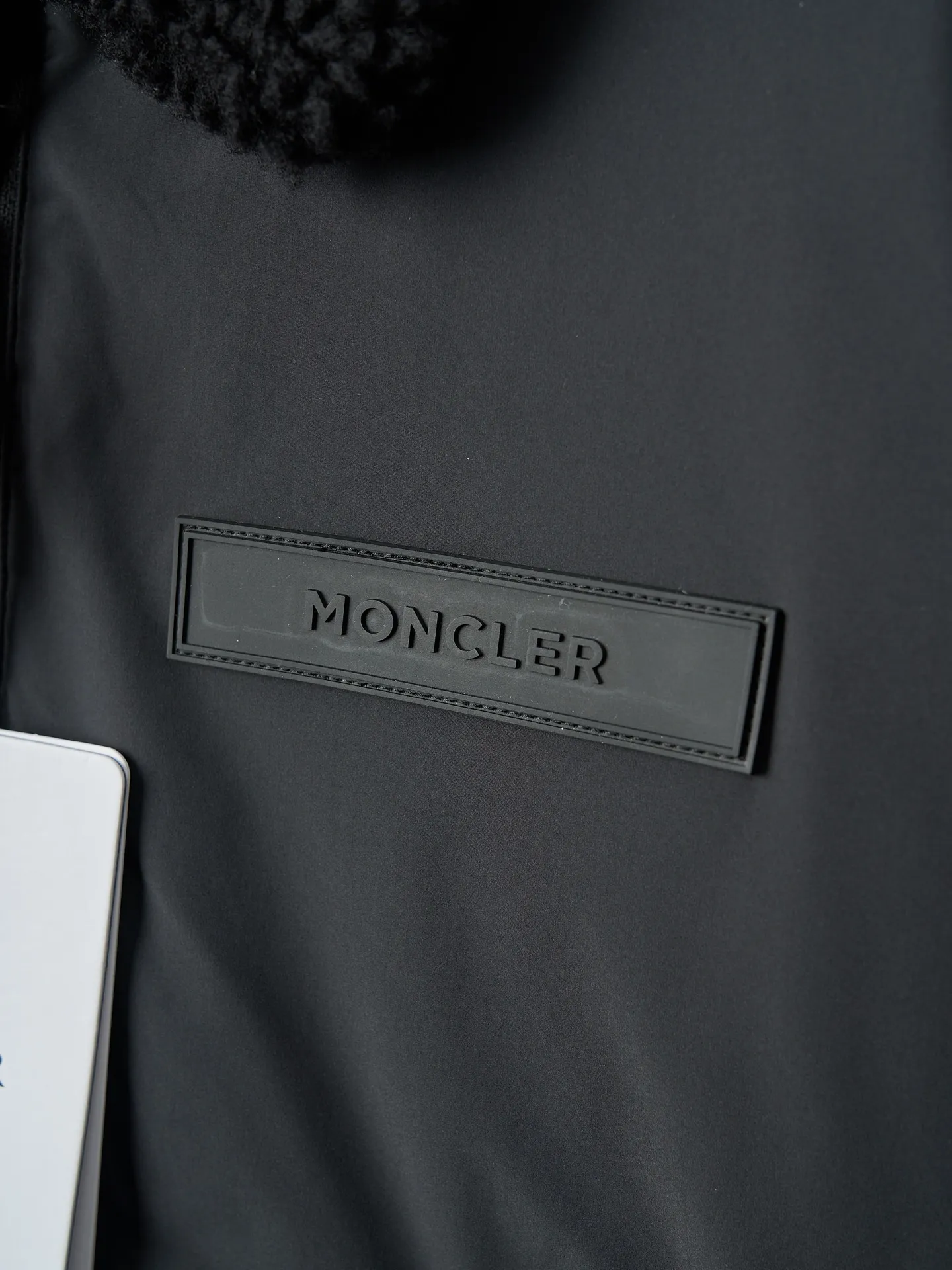 P920 Actual hanging auction] Moncler/Muzzled Teddy velvet reversible pilot lapel zipper down jacket [Ready stock] 1 code 2 codes 3 codes 4 codes Function: reversible, free to match Customized soft velvet matte brocade fabric and teddy velvet Use the new national standard 90 white duck down (welcome to test), full of down, full of warmth, light and fluffy, with a pure and ultimate black tone, exuding an irresistible charm The fashion code is hidden on both sides to unlock multiple styles. One side is matte like the deep night, cold and neat, outlining modern simplicity. The other side is made of teddy velvet like dark night velvet flowers, soft and mysterious, smudged with retro warmth. The iconic Moncler logo appears on the sleeves. It is highly recognizable. Styles can be switched at will. It is free and easy to show nobility. It subverts the traditional avant-garde design and redefines the boundaries of winter fashion. Becoming the most considerate companion in winter. Computerized velvet filling Priority is given to making the liner paper pattern to determine the down filling area and determine the gram weight of down per square meter according to the original three-dimensional effect, thereby calculating the filling amount of each cut piece. The computer down filling machine uses a digital weighing unit to achieve stable measurement. The computer template machine lines the line. The line process of the computer template machine shows extremely high neatness and smoothness. The craftsman accurately controls the size during the operation to ensure that each line meets the design requirements. The lines of the entire template are smooth and unified, clean and beautiful, and ergonomic three-dimensional cutting. Return to traditional craft techniques through segmentation, folding, shrinking, and stretching techniques. The so-called slow work results in fine work, which is the respect for materials and the pursuit of feel. Complex workmanship, tedious, slow timeliness, high loss. Manual reloading and opening of bags. For high-density and heavy teddy velvet fabrics, special bone needles are used to accurately lift out the three-dimensional structure of the bag mouth on the back of the fabric. It is a two-stage operation of single-layer basic shaping and multi-layer edge reinforcement.