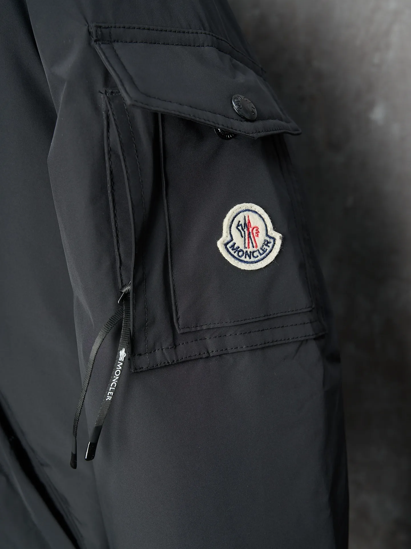 P920 Actual hanging auction] Moncler/Muzzled Teddy velvet reversible pilot lapel zipper down jacket [Ready stock] 1 code 2 codes 3 codes 4 codes Function: reversible, free to match Customized soft velvet matte brocade fabric and teddy velvet Use the new national standard 90 white duck down (welcome to test), full of down, full of warmth, light and fluffy, with a pure and ultimate black tone, exuding an irresistible charm The fashion code is hidden on both sides to unlock multiple styles. One side is matte like the deep night, cold and neat, outlining modern simplicity. The other side is made of teddy velvet like dark night velvet flowers, soft and mysterious, smudged with retro warmth. The iconic Moncler logo appears on the sleeves. It is highly recognizable. Styles can be switched at will. It is free and easy to show nobility. It subverts the traditional avant-garde design and redefines the boundaries of winter fashion. Becoming the most considerate companion in winter. Computerized velvet filling Priority is given to making the liner paper pattern to determine the down filling area and determine the gram weight of down per square meter according to the original three-dimensional effect, thereby calculating the filling amount of each cut piece. The computer down filling machine uses a digital weighing unit to achieve stable measurement. The computer template machine lines the line. The line process of the computer template machine shows extremely high neatness and smoothness. The craftsman accurately controls the size during the operation to ensure that each line meets the design requirements. The lines of the entire template are smooth and unified, clean and beautiful, and ergonomic three-dimensional cutting. Return to traditional craft techniques through segmentation, folding, shrinking, and stretching techniques. The so-called slow work results in fine work, which is the respect for materials and the pursuit of feel. Complex workmanship, tedious, slow timeliness, high loss. Manual reloading and opening of bags. For high-density and heavy teddy velvet fabrics, special bone needles are used to accurately lift out the three-dimensional structure of the bag mouth on the back of the fabric. It is a two-stage operation of single-layer basic shaping and multi-layer edge reinforcement.