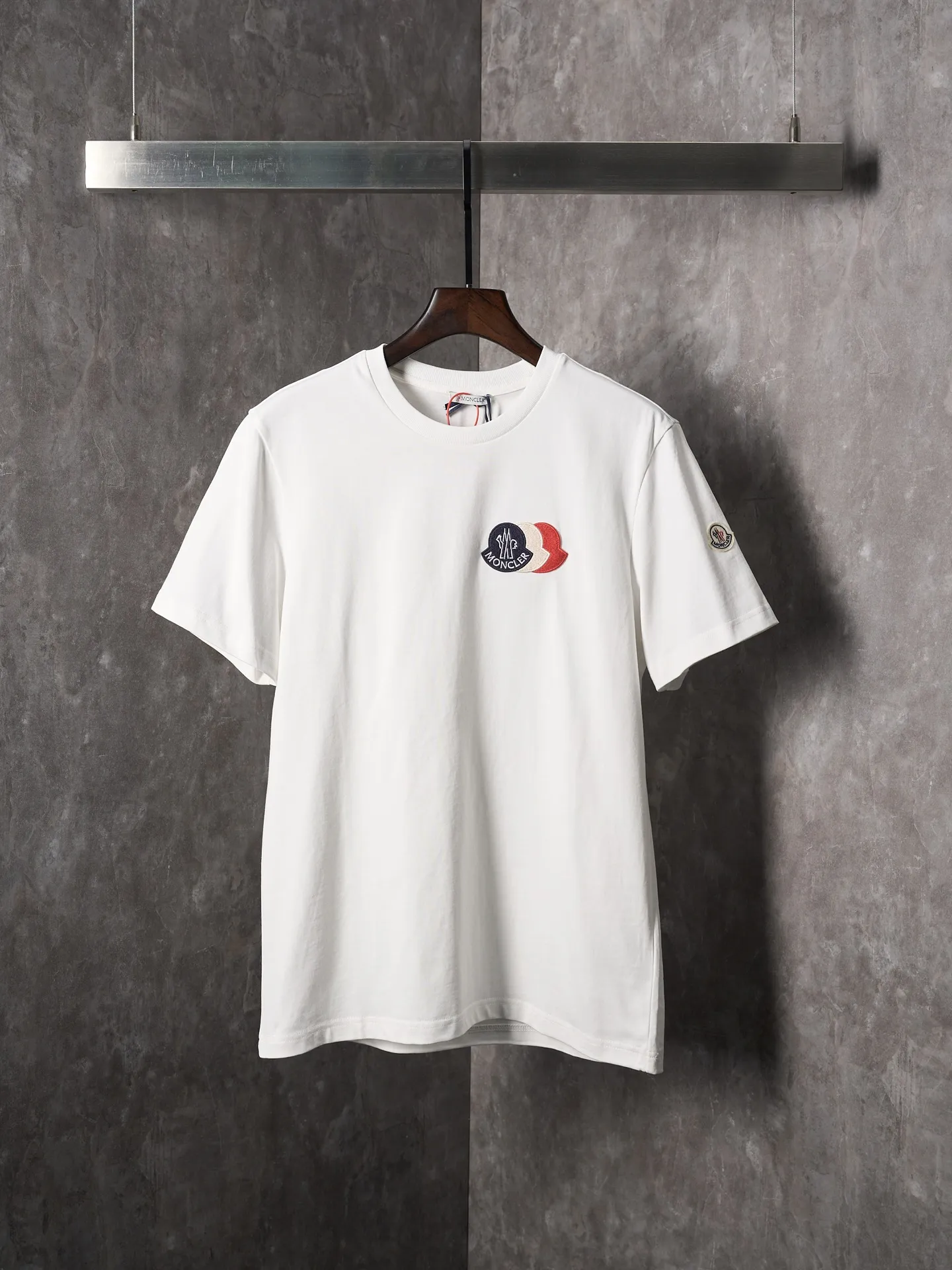 P220 Actual hanging auction] Moncler/mask three-color badge patch logo short sleeves [Ready stock] S M L Use advanced computer control systems and precision mechanical components to achieve Moncler embroidery logo embroidery operations with high precision. The lines are smooth and delicate. The fabrics have been washed and have a better hand feel. Not easy to deform, not easy to shrink, not easy to fade, and maintain long-term beauty and loose fit.