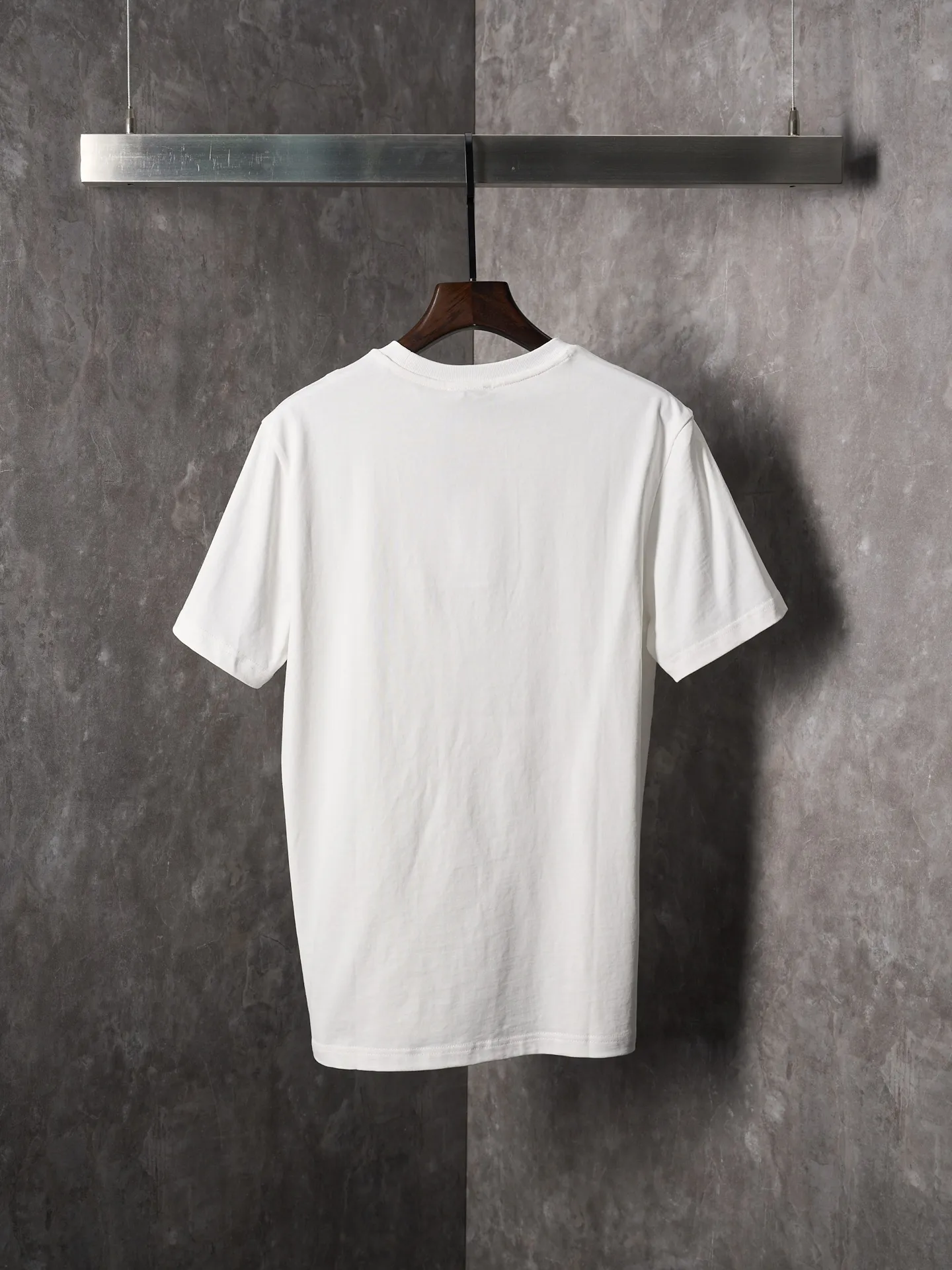 P220 Actual hanging auction] Moncler/mask three-color badge patch logo short sleeves [Ready stock] S M L Use advanced computer control systems and precision mechanical components to achieve Moncler embroidery logo embroidery operations with high precision. The lines are smooth and delicate. The fabrics have been washed and have a better hand feel. Not easy to deform, not easy to shrink, not easy to fade, and maintain long-term beauty and loose fit.