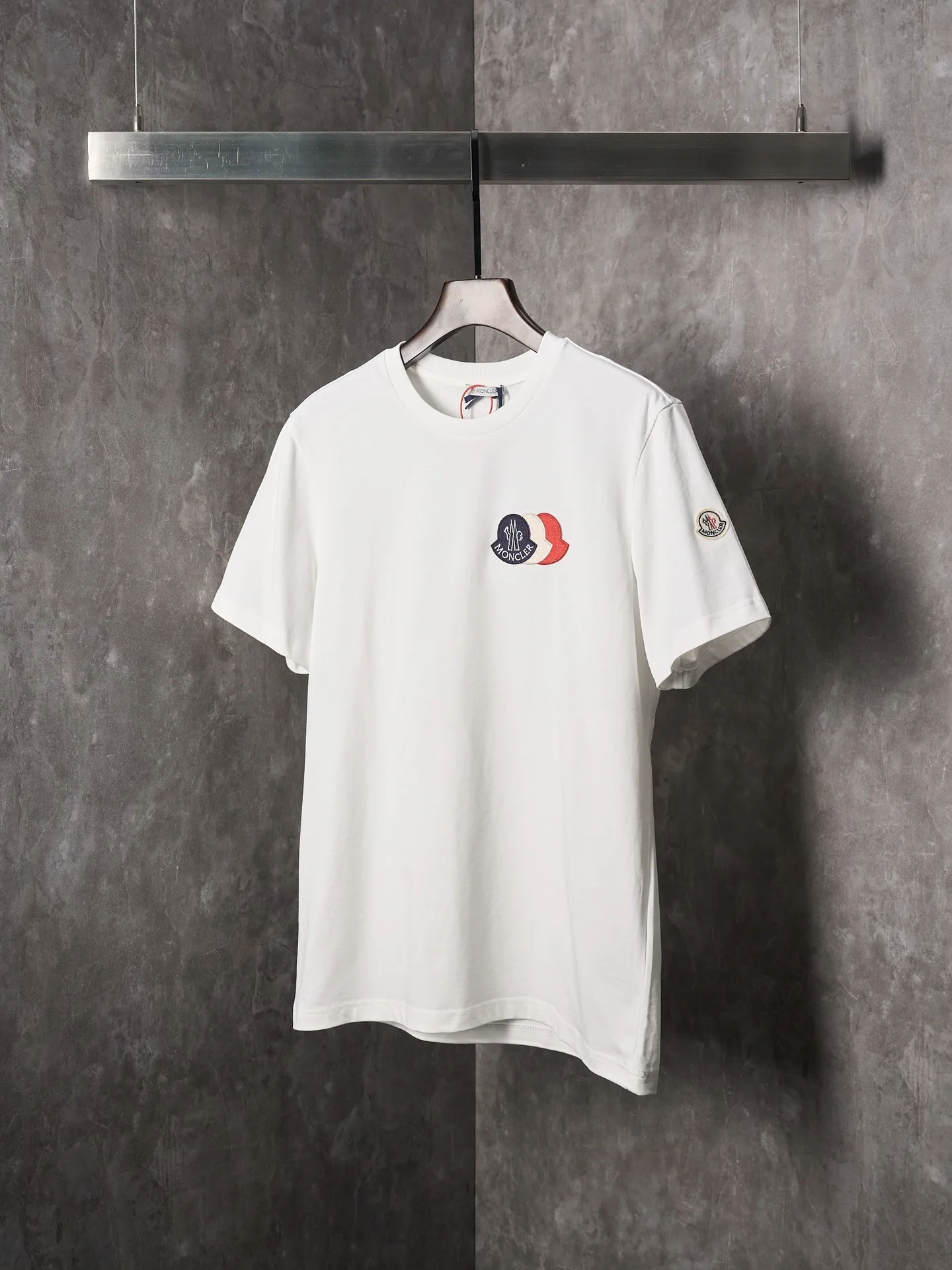P220 Actual hanging auction] Moncler/mask three-color badge patch logo short sleeves [Ready stock] S M L Use advanced computer control systems and precision mechanical components to achieve Moncler embroidery logo embroidery operations with high precision. The lines are smooth and delicate. The fabrics have been washed and have a better hand feel. Not easy to deform, not easy to shrink, not easy to fade, and maintain long-term beauty and loose fit.
