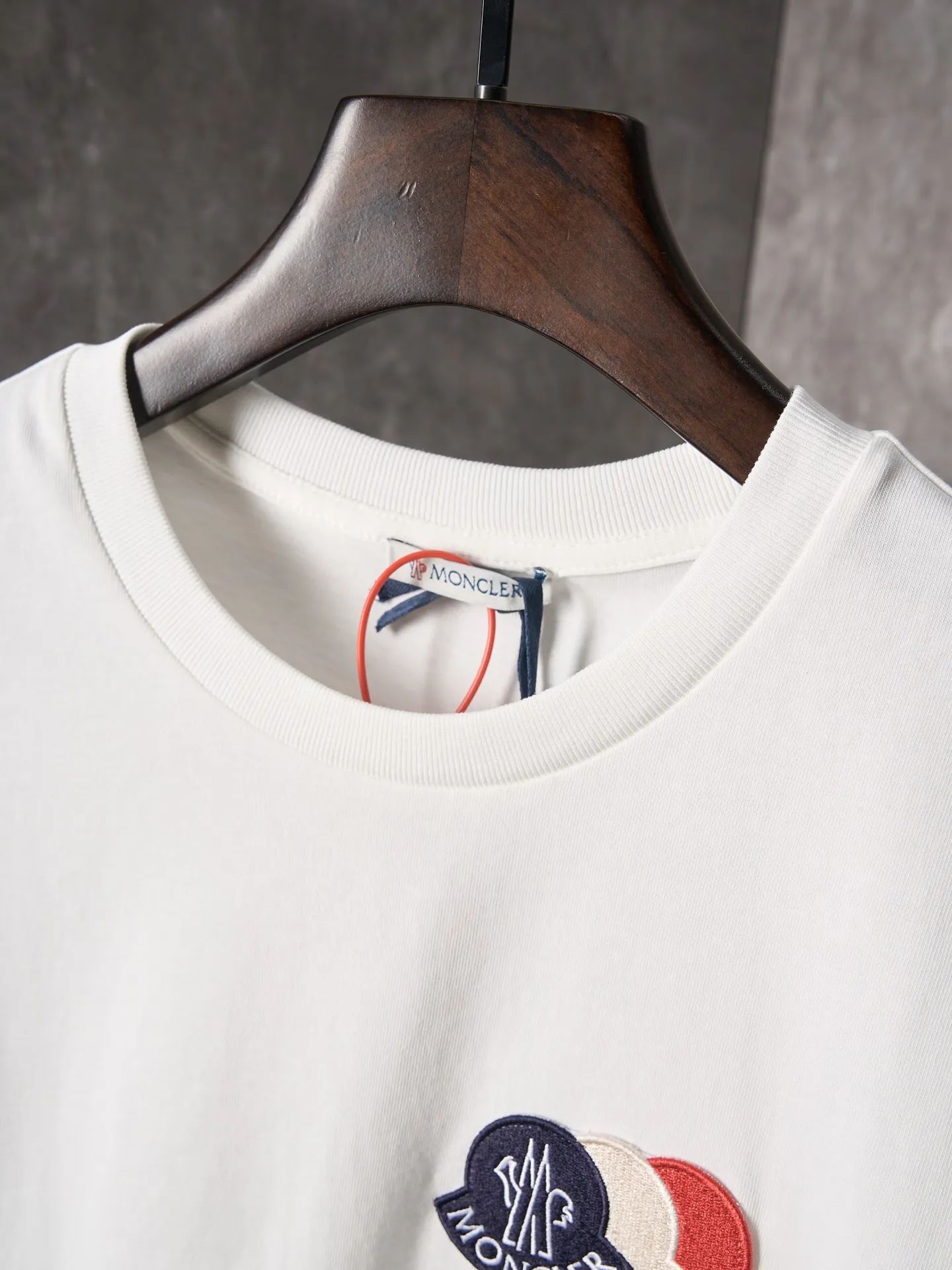 P220 Actual hanging auction] Moncler/mask three-color badge patch logo short sleeves [Ready stock] S M L Use advanced computer control systems and precision mechanical components to achieve Moncler embroidery logo embroidery operations with high precision. The lines are smooth and delicate. The fabrics have been washed and have a better hand feel. Not easy to deform, not easy to shrink, not easy to fade, and maintain long-term beauty and loose fit.
