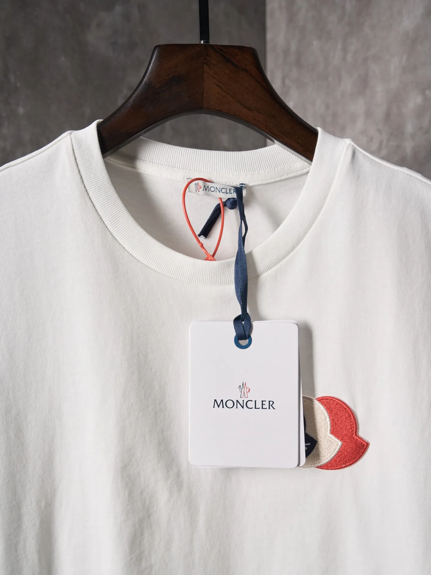 P220 Actual hanging auction] Moncler/mask three-color badge patch logo short sleeves [Ready stock] S M L Use advanced computer control systems and precision mechanical components to achieve Moncler embroidery logo embroidery operations with high precision. The lines are smooth and delicate. The fabrics have been washed and have a better hand feel. Not easy to deform, not easy to shrink, not easy to fade, and maintain long-term beauty and loose fit.