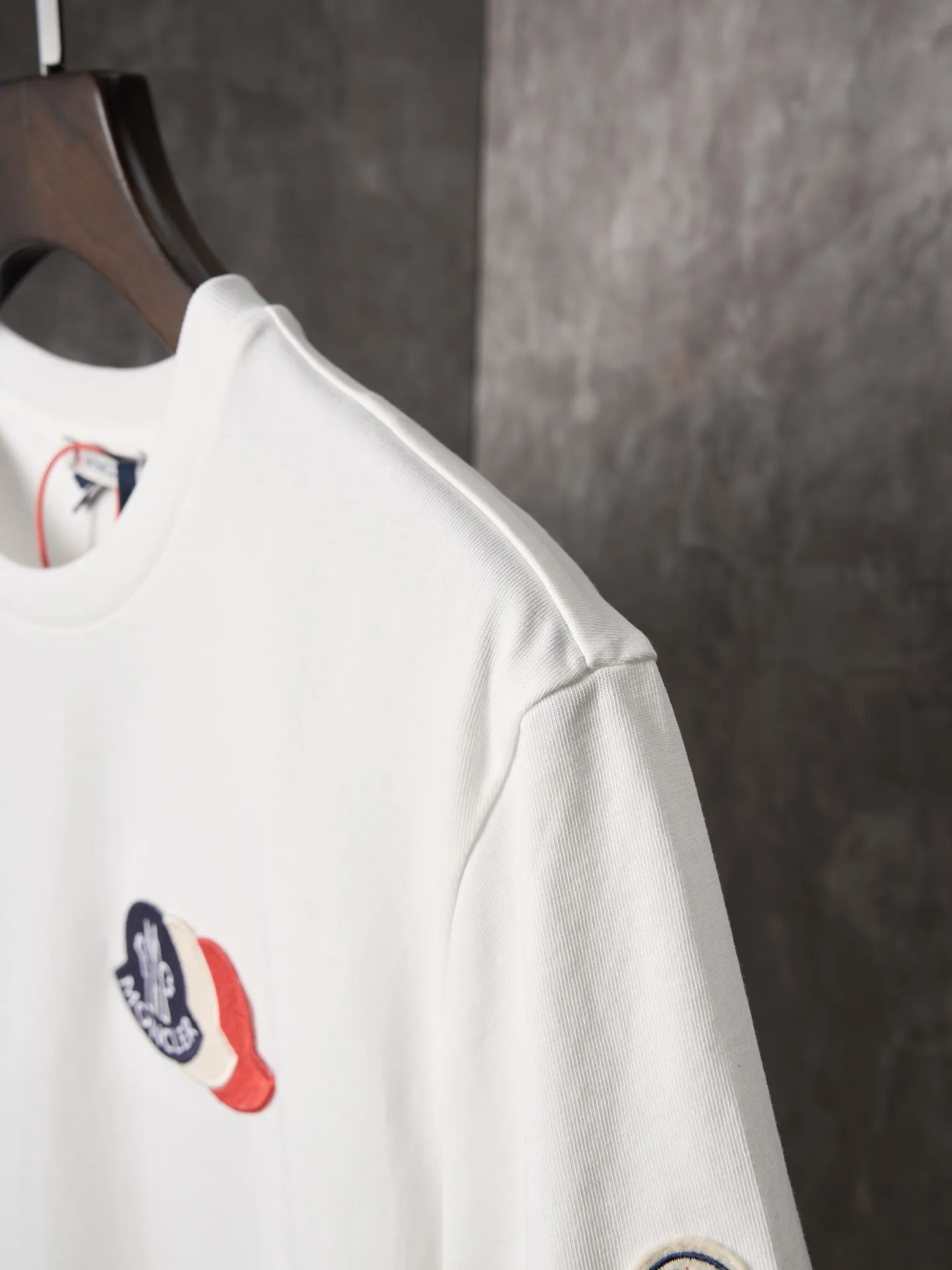 P220 Actual hanging auction] Moncler/mask three-color badge patch logo short sleeves [Ready stock] S M L Use advanced computer control systems and precision mechanical components to achieve Moncler embroidery logo embroidery operations with high precision. The lines are smooth and delicate. The fabrics have been washed and have a better hand feel. Not easy to deform, not easy to shrink, not easy to fade, and maintain long-term beauty and loose fit.