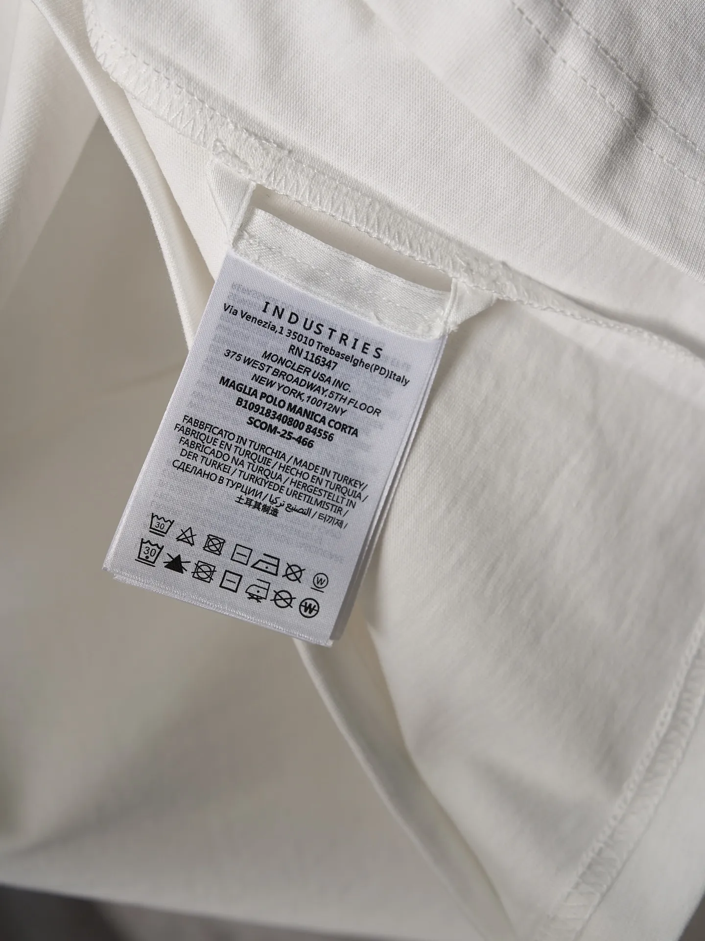P220 Actual hanging auction] Moncler/mask three-color badge patch logo short sleeves [Ready stock] S M L Use advanced computer control systems and precision mechanical components to achieve Moncler embroidery logo embroidery operations with high precision. The lines are smooth and delicate. The fabrics have been washed and have a better hand feel. Not easy to deform, not easy to shrink, not easy to fade, and maintain long-term beauty and loose fit.
