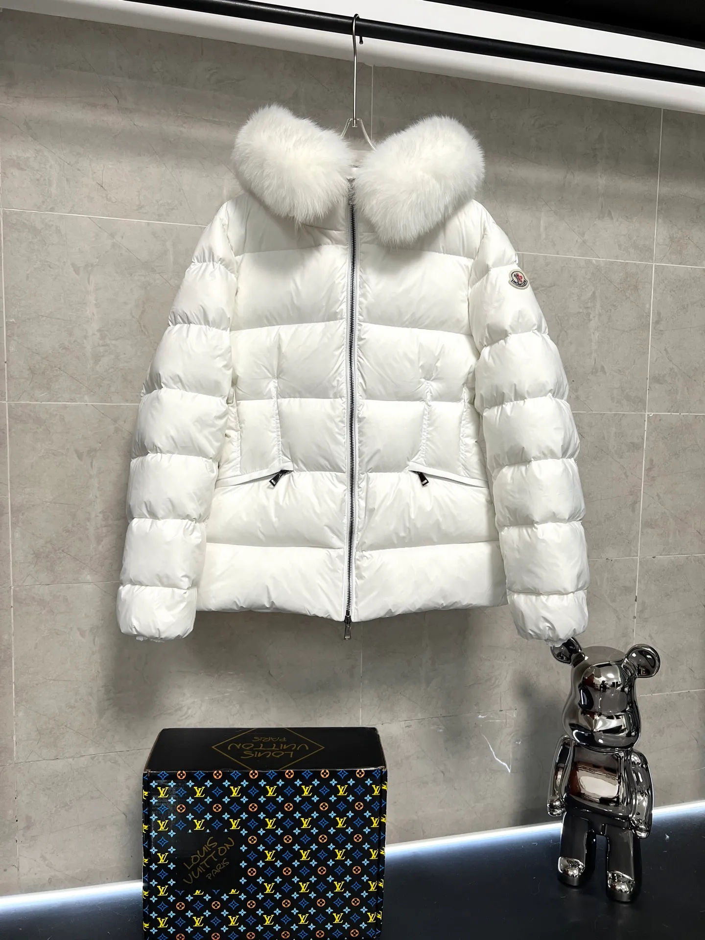 P1080 Moncler's new fur collar hooded waisted down jacket. The slim fit highlights the fluffy temperament of this down jacket. It is light and neat without any bloat. The fur collar at the neck is very textured. It is super slim and reduces your age. It is both warm and fashionable. It is definitely a versatile and unmistakable warm weapon for daily outings. Size: 1234