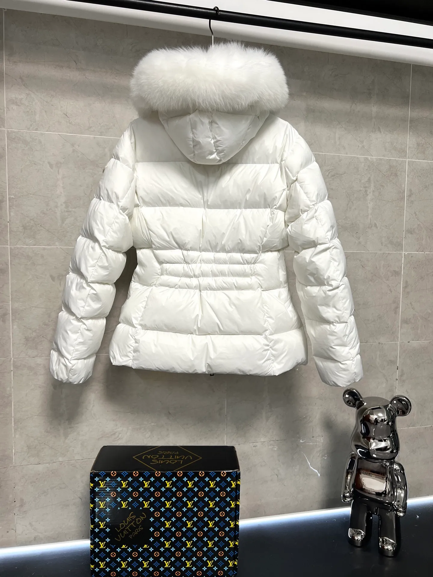 P1080 Moncler's new fur collar hooded waisted down jacket. The slim fit highlights the fluffy temperament of this down jacket. It is light and neat without any bloat. The fur collar at the neck is very textured. It is super slim and reduces your age. It is both warm and fashionable. It is definitely a versatile and unmistakable warm weapon for daily outings. Size: 1234