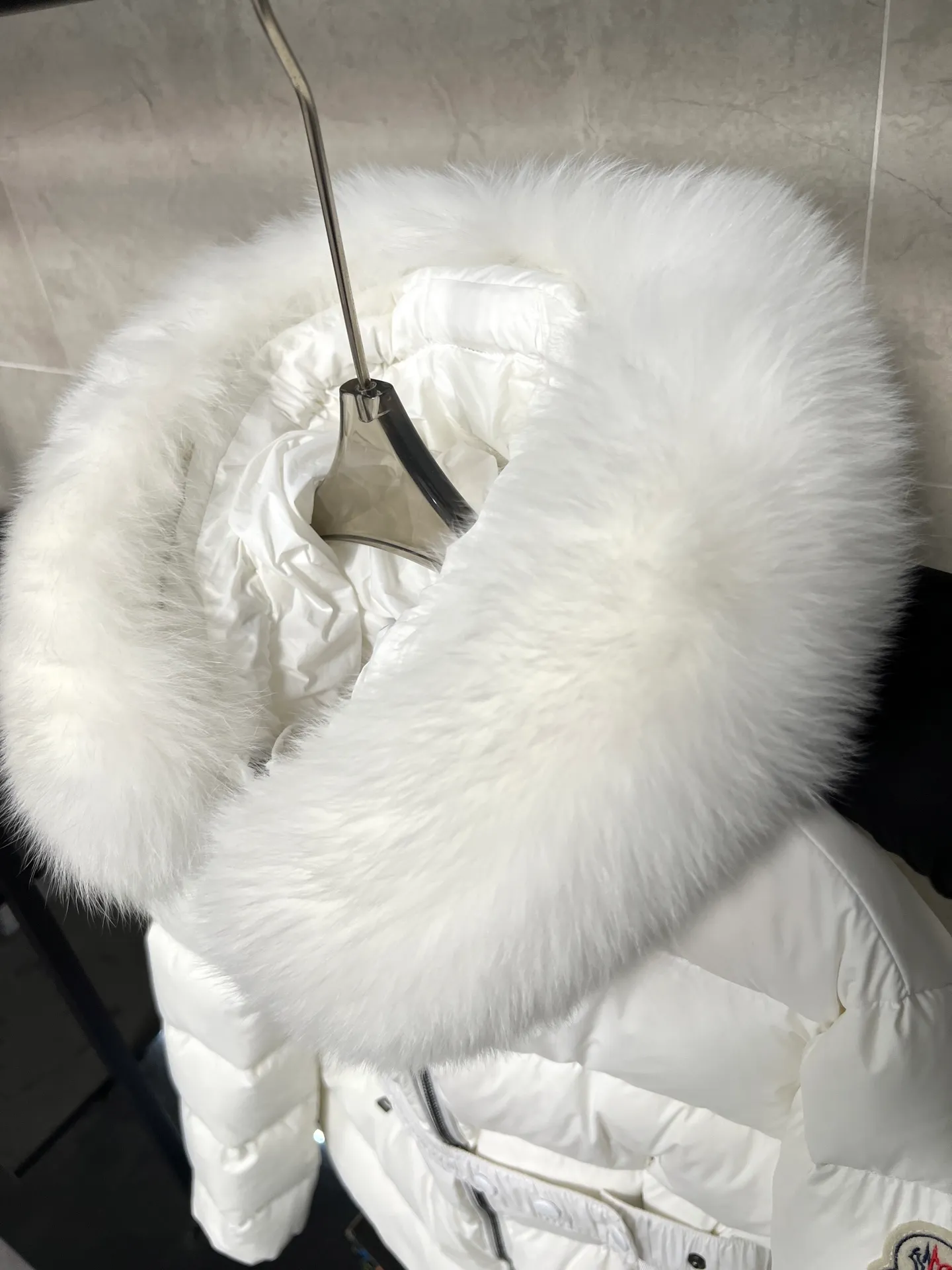 P1080 Moncler's new fur collar hooded waisted down jacket. The slim fit highlights the fluffy temperament of this down jacket. It is light and neat without any bloat. The fur collar at the neck is very textured. It is super slim and reduces your age. It is both warm and fashionable. It is definitely a versatile and unmistakable warm weapon for daily outings. Size: 1234