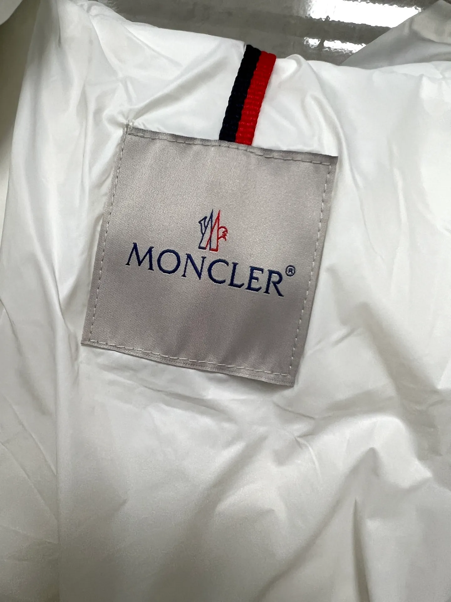 P1080 Moncler's new fur collar hooded waisted down jacket. The slim fit highlights the fluffy temperament of this down jacket. It is light and neat without any bloat. The fur collar at the neck is very textured. It is super slim and reduces your age. It is both warm and fashionable. It is definitely a versatile and unmistakable warm weapon for daily outings. Size: 1234
