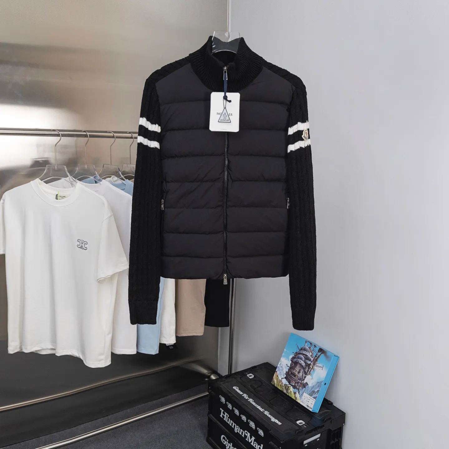 P620 2025 Autumn and Winter New Style🆕Down Jacket Top Purchasing Version MONCLER Wool Spliced Sleeves Same Style for Men and Women Down Jacket Jacket MONCLER / Moncler / Mouth New Style Each down jacket has been processed through at least 150 processes. The maximum fill power can reach 800➕ Make the wear warmer 5A level standard Use German anti-down needles up to 11 stitches every three centimeters Precision sewing Sleeve LOGO mark: The sleeve LOGO mark is made of wool, and the embroidery is made by Japanese Tajima machine. NFC chip: Both the sleeve wool embroidery mark and the inner wash mark can verify the NFC chip. Fabric: Light waterproof and breathable nylon cloth. Filling: 90% white duck down. Made of the best cloud velvet. Very high fluffy and very warm. Zipper: electroplated engraved logo zipper consistent with the original version. Embroidery: made by Japanese Tajima embroidery machine. Accessories: main label. Wash label. Tags and packaging are all original and complete