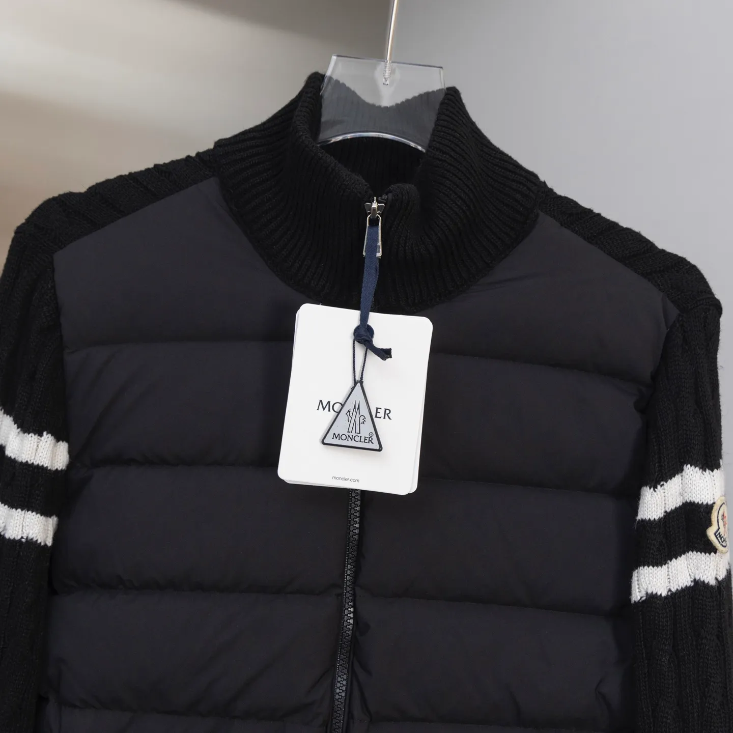 P620 2025 Autumn and Winter New Style🆕Down Jacket Top Purchasing Version MONCLER Wool Spliced Sleeves Same Style for Men and Women Down Jacket Jacket MONCLER / Moncler / Mouth New Style Each down jacket has been processed through at least 150 processes. The maximum fill power can reach 800➕ Make the wear warmer 5A level standard Use German anti-down needles up to 11 stitches every three centimeters Precision sewing Sleeve LOGO mark: The sleeve LOGO mark is made of wool, and the embroidery is made by Japanese Tajima machine. NFC chip: Both the sleeve wool embroidery mark and the inner wash mark can verify the NFC chip. Fabric: Light waterproof and breathable nylon cloth. Filling: 90% white duck down. Made of the best cloud velvet. Very high fluffy and very warm. Zipper: electroplated engraved logo zipper consistent with the original version. Embroidery: made by Japanese Tajima embroidery machine. Accessories: main label. Wash label. Tags and packaging are all original and complete