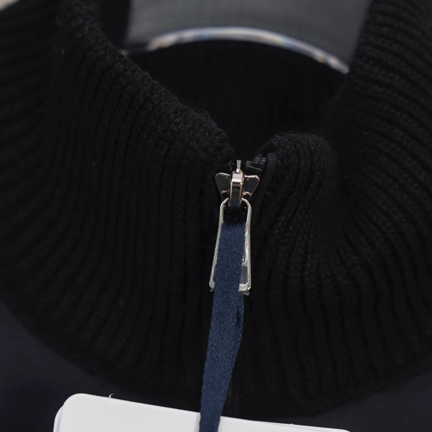 P620 2025 Autumn and Winter New Style🆕Down Jacket Top Purchasing Version MONCLER Wool Spliced Sleeves Same Style for Men and Women Down Jacket Jacket MONCLER / Moncler / Mouth New Style Each down jacket has been processed through at least 150 processes. The maximum fill power can reach 800➕ Make the wear warmer 5A level standard Use German anti-down needles up to 11 stitches every three centimeters Precision sewing Sleeve LOGO mark: The sleeve LOGO mark is made of wool, and the embroidery is made by Japanese Tajima machine. NFC chip: Both the sleeve wool embroidery mark and the inner wash mark can verify the NFC chip. Fabric: Light waterproof and breathable nylon cloth. Filling: 90% white duck down. Made of the best cloud velvet. Very high fluffy and very warm. Zipper: electroplated engraved logo zipper consistent with the original version. Embroidery: made by Japanese Tajima embroidery machine. Accessories: main label. Wash label. Tags and packaging are all original and complete