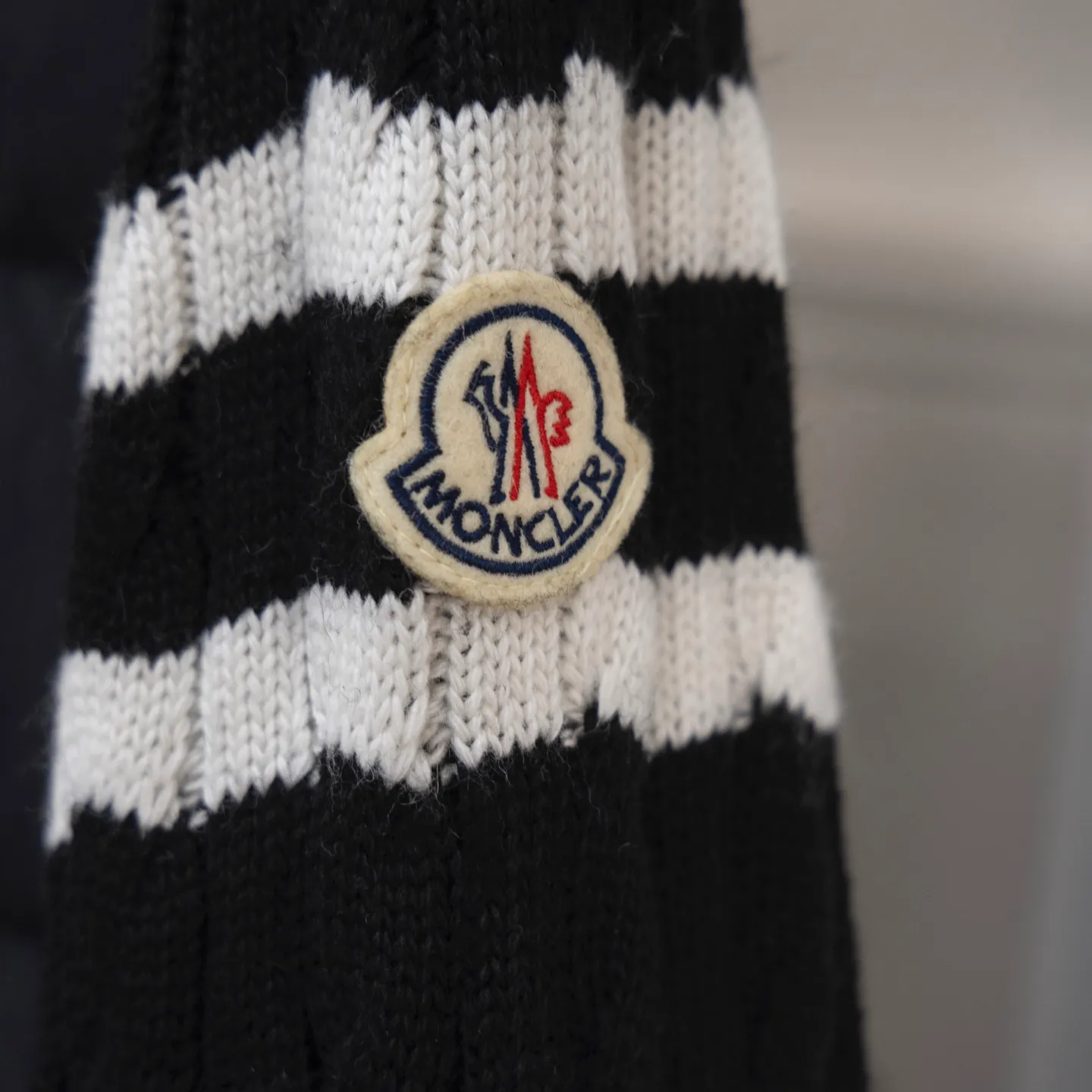 P620 2025 Autumn and Winter New Style🆕Down Jacket Top Purchasing Version MONCLER Wool Spliced Sleeves Same Style for Men and Women Down Jacket Jacket MONCLER / Moncler / Mouth New Style Each down jacket has been processed through at least 150 processes. The maximum fill power can reach 800➕ Make the wear warmer 5A level standard Use German anti-down needles up to 11 stitches every three centimeters Precision sewing Sleeve LOGO mark: The sleeve LOGO mark is made of wool, and the embroidery is made by Japanese Tajima machine. NFC chip: Both the sleeve wool embroidery mark and the inner wash mark can verify the NFC chip. Fabric: Light waterproof and breathable nylon cloth. Filling: 90% white duck down. Made of the best cloud velvet. Very high fluffy and very warm. Zipper: electroplated engraved logo zipper consistent with the original version. Embroidery: made by Japanese Tajima embroidery machine. Accessories: main label. Wash label. Tags and packaging are all original and complete