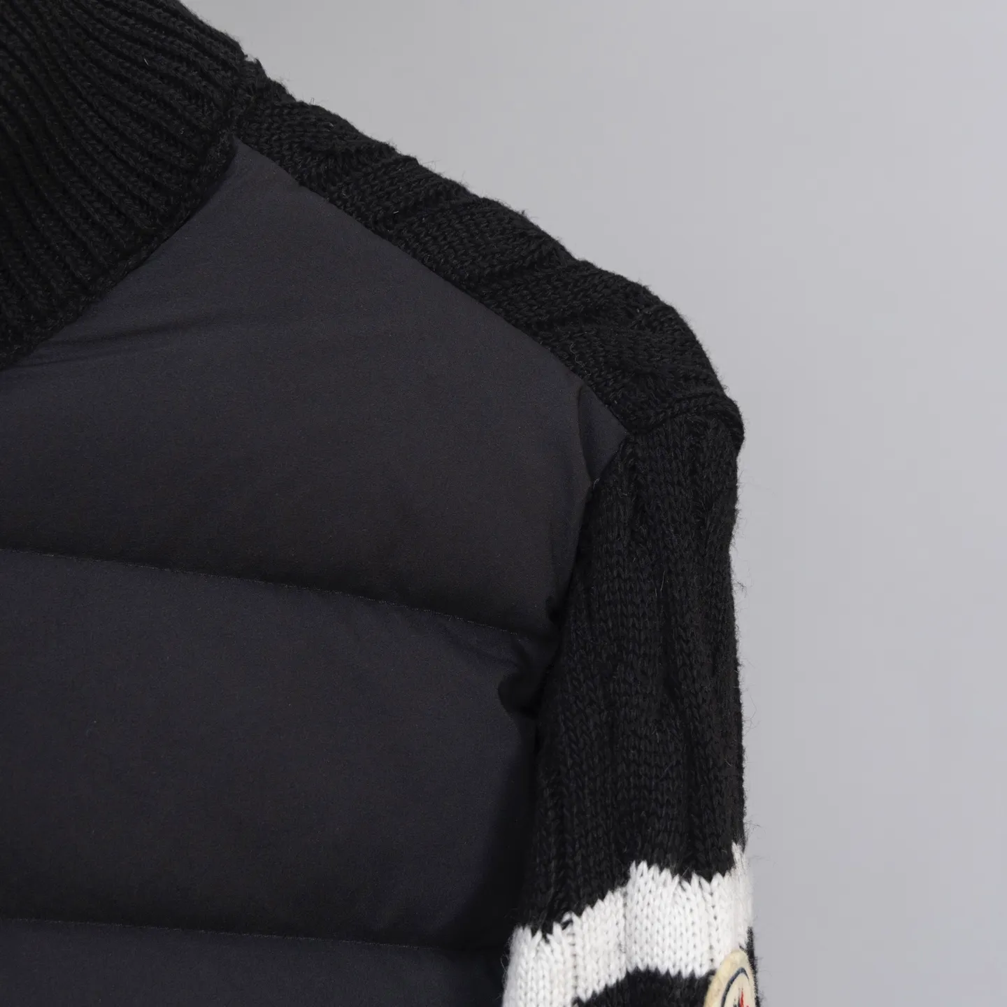 P620 2025 Autumn and Winter New Style🆕Down Jacket Top Purchasing Version MONCLER Wool Spliced Sleeves Same Style for Men and Women Down Jacket Jacket MONCLER / Moncler / Mouth New Style Each down jacket has been processed through at least 150 processes. The maximum fill power can reach 800➕ Make the wear warmer 5A level standard Use German anti-down needles up to 11 stitches every three centimeters Precision sewing Sleeve LOGO mark: The sleeve LOGO mark is made of wool, and the embroidery is made by Japanese Tajima machine. NFC chip: Both the sleeve wool embroidery mark and the inner wash mark can verify the NFC chip. Fabric: Light waterproof and breathable nylon cloth. Filling: 90% white duck down. Made of the best cloud velvet. Very high fluffy and very warm. Zipper: electroplated engraved logo zipper consistent with the original version. Embroidery: made by Japanese Tajima embroidery machine. Accessories: main label. Wash label. Tags and packaging are all original and complete