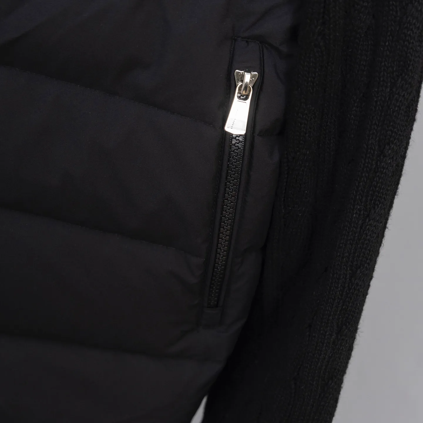 P620 2025 Autumn and Winter New Style🆕Down Jacket Top Purchasing Version MONCLER Wool Spliced Sleeves Same Style for Men and Women Down Jacket Jacket MONCLER / Moncler / Mouth New Style Each down jacket has been processed through at least 150 processes. The maximum fill power can reach 800➕ Make the wear warmer 5A level standard Use German anti-down needles up to 11 stitches every three centimeters Precision sewing Sleeve LOGO mark: The sleeve LOGO mark is made of wool, and the embroidery is made by Japanese Tajima machine. NFC chip: Both the sleeve wool embroidery mark and the inner wash mark can verify the NFC chip. Fabric: Light waterproof and breathable nylon cloth. Filling: 90% white duck down. Made of the best cloud velvet. Very high fluffy and very warm. Zipper: electroplated engraved logo zipper consistent with the original version. Embroidery: made by Japanese Tajima embroidery machine. Accessories: main label. Wash label. Tags and packaging are all original and complete