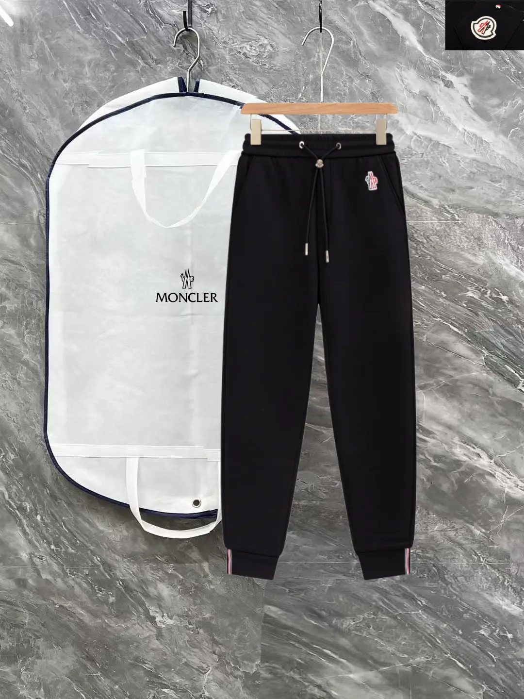 P290 Moncler new autumn trousers, European trade channels, direct delivery from Italian overseas warehouses, limited sales of overseas boutiques.  SS's new casual and fashionable sweatpants, these sweatpants use big-name designs to create a fashionable and trendy feel. The details are exquisitely processed, showing super high quality.  The pants are embellished with iconic brand logos to highlight the brand style and create a fashionable and diverse look. Carefully crafted from 100% imported fabrics, they are soft and comfortable, and are skin-friendly and warm. They are a pair of pants that are comfortable both at home and when going out. You can just wear a jacket and a sweater to go out~ Color: Black Size: M L XL 2XL 3XL