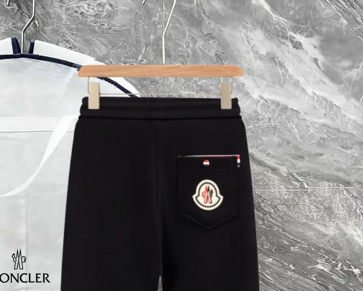 P290 Moncler new autumn trousers, European trade channels, direct delivery from Italian overseas warehouses, limited sales of overseas boutiques.  SS's new casual and fashionable sweatpants, these sweatpants use big-name designs to create a fashionable and trendy feel. The details are exquisitely processed, showing super high quality.  The pants are embellished with iconic brand logos to highlight the brand style and create a fashionable and diverse look. Carefully crafted from 100% imported fabrics, they are soft and comfortable, and are skin-friendly and warm. They are a pair of pants that are comfortable both at home and when going out. You can just wear a jacket and a sweater to go out~ Color: Black Size: M L XL 2XL 3XL