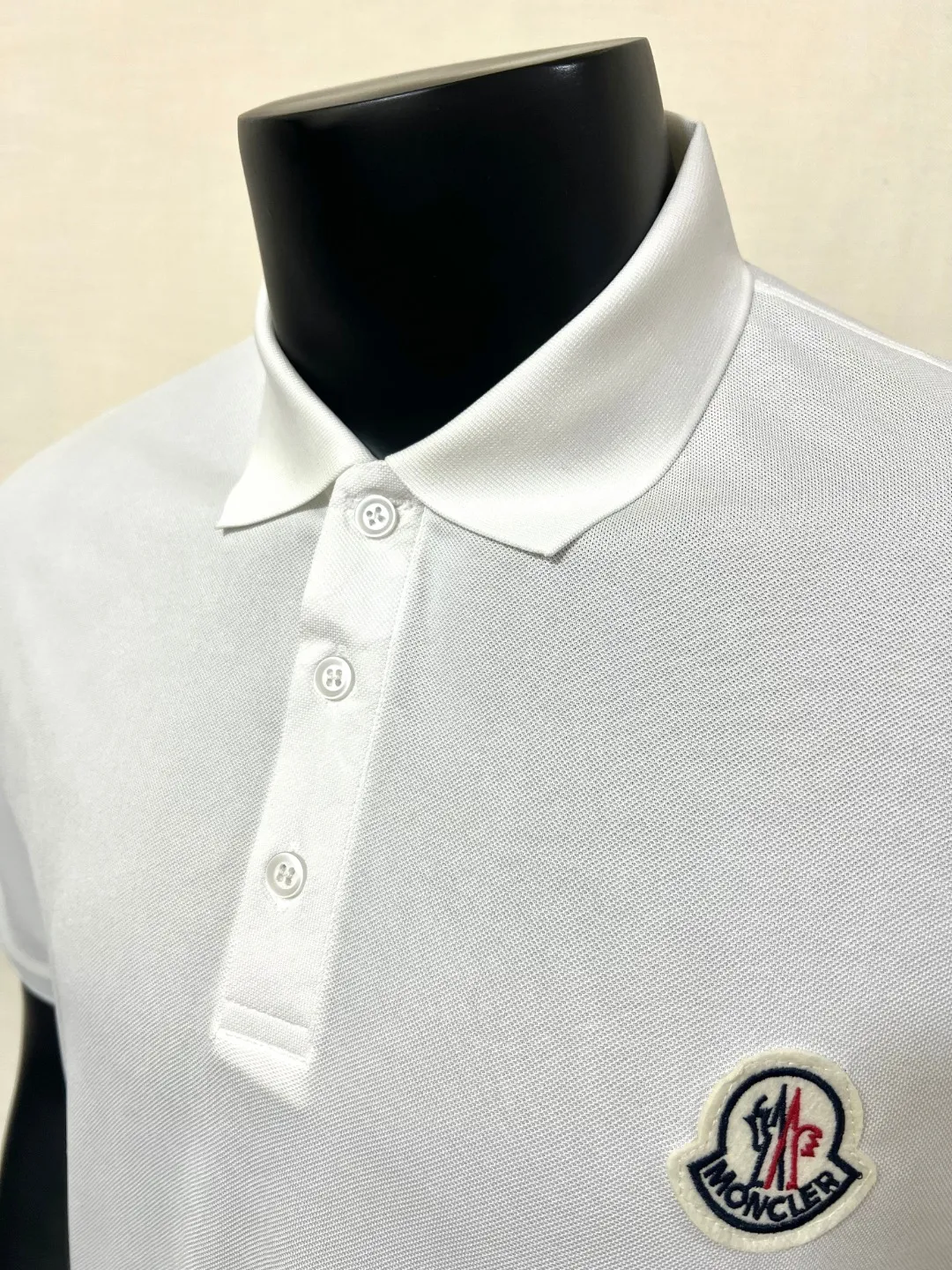 P150 MONCLER Men's Polo shirt with short sleeves and ice silk, YB official website is on sale at the same time; the winning bid is embroidered with fixed stitch logo. The MONCLER alphabet on the chest is classic and eye-catching. The texture is skin-friendly and comfortable. It has three labels. It is suitable for both business and leisure. It is breathable and dry. It has 3D three-dimensional tailoring technology and a three-dimensional upper body shape. Polo shirts have almost become a must-have item for everyone this season! If worn correctly, they will highlight your figure! They will look business-like and handsome! Every gesture will be full of charm! Color: black white, size: XS-2XL