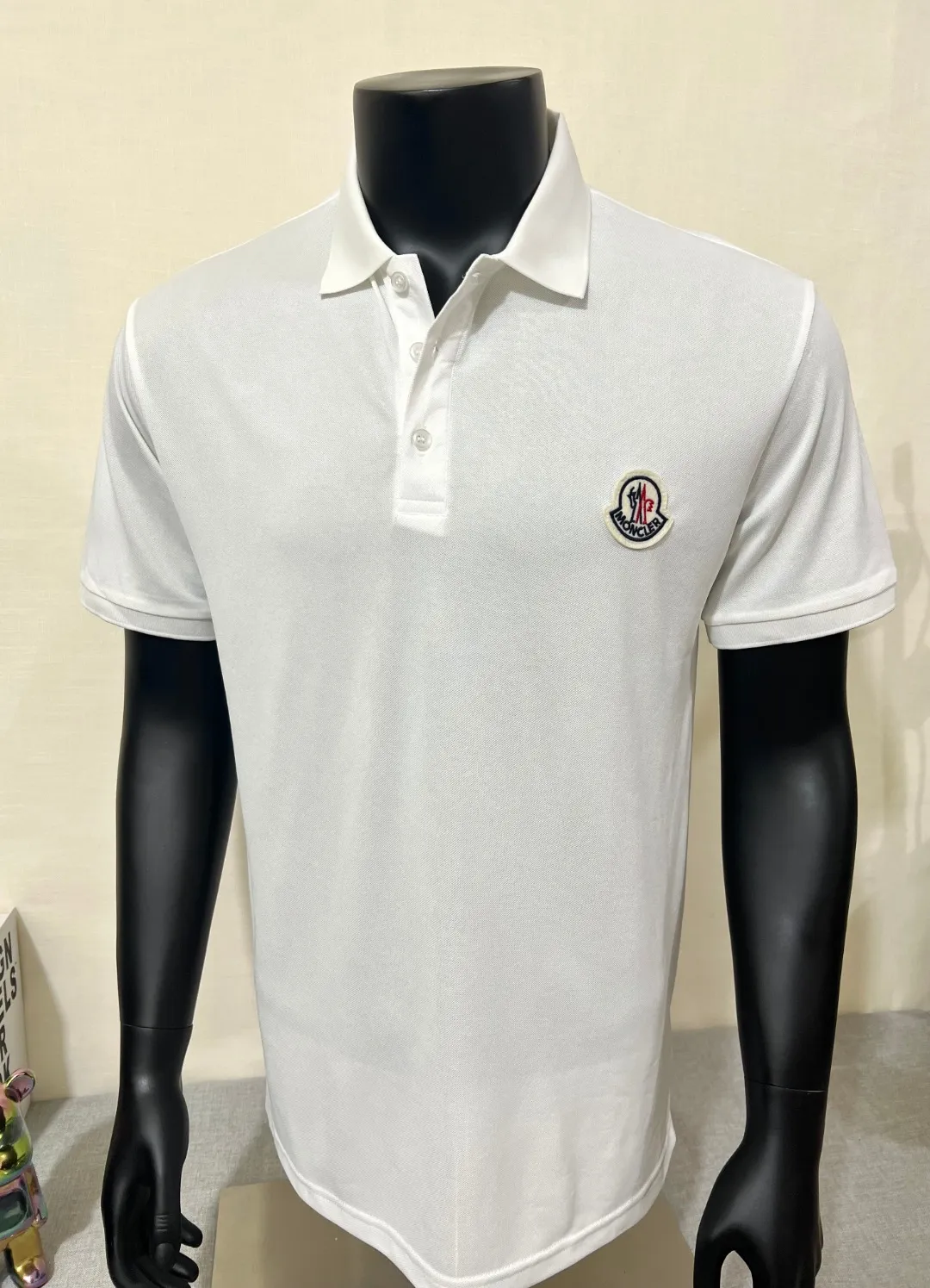 P150 MONCLER Men's Polo shirt with short sleeves and ice silk, YB official website is on sale at the same time; the winning bid is embroidered with fixed stitch logo. The MONCLER alphabet on the chest is classic and eye-catching. The texture is skin-friendly and comfortable. It has three labels. It is suitable for both business and leisure. It is breathable and dry. It has 3D three-dimensional tailoring technology and a three-dimensional upper body shape. Polo shirts have almost become a must-have item for everyone this season! If worn correctly, they will highlight your figure! They will look business-like and handsome! Every gesture will be full of charm! Color: black white, size: XS-2XL