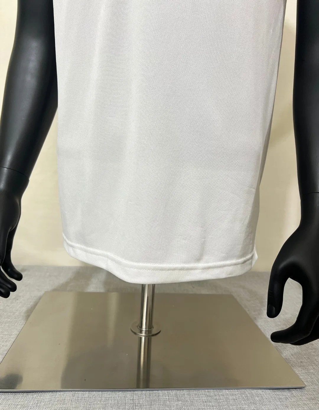 P150 MONCLER Men's Polo shirt with short sleeves and ice silk, YB official website is on sale at the same time; the winning bid is embroidered with fixed stitch logo. The MONCLER alphabet on the chest is classic and eye-catching. The texture is skin-friendly and comfortable. It has three labels. It is suitable for both business and leisure. It is breathable and dry. It has 3D three-dimensional tailoring technology and a three-dimensional upper body shape. Polo shirts have almost become a must-have item for everyone this season! If worn correctly, they will highlight your figure! They will look business-like and handsome! Every gesture will be full of charm! Color: black white, size: XS-2XL