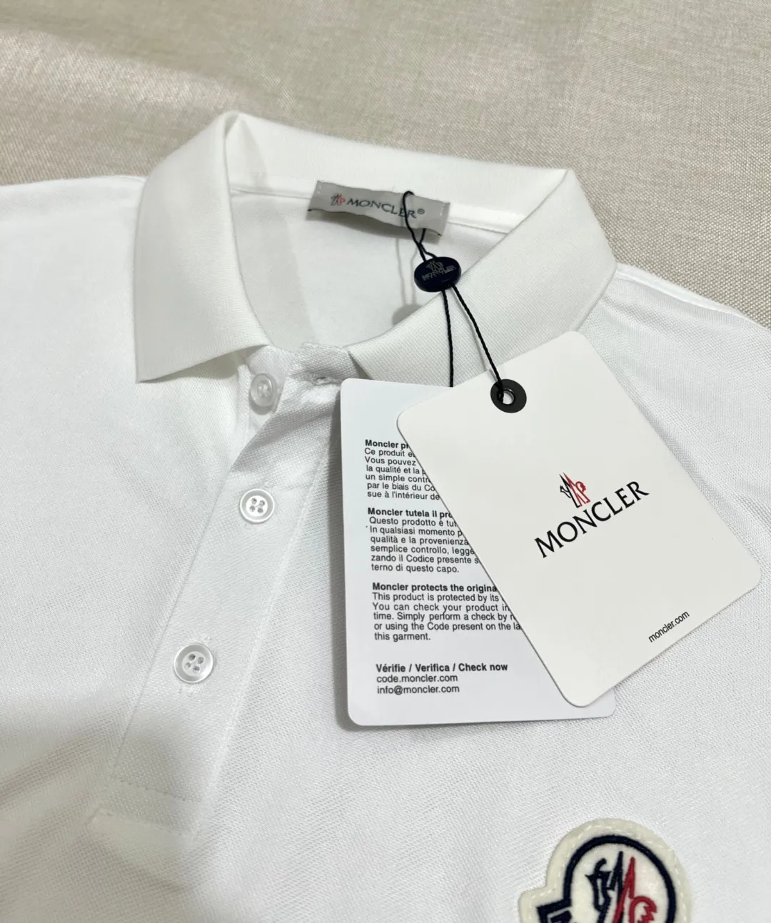 P150 MONCLER Men's Polo shirt with short sleeves and ice silk, YB official website is on sale at the same time; the winning bid is embroidered with fixed stitch logo. The MONCLER alphabet on the chest is classic and eye-catching. The texture is skin-friendly and comfortable. It has three labels. It is suitable for both business and leisure. It is breathable and dry. It has 3D three-dimensional tailoring technology and a three-dimensional upper body shape. Polo shirts have almost become a must-have item for everyone this season! If worn correctly, they will highlight your figure! They will look business-like and handsome! Every gesture will be full of charm! Color: black white, size: XS-2XL