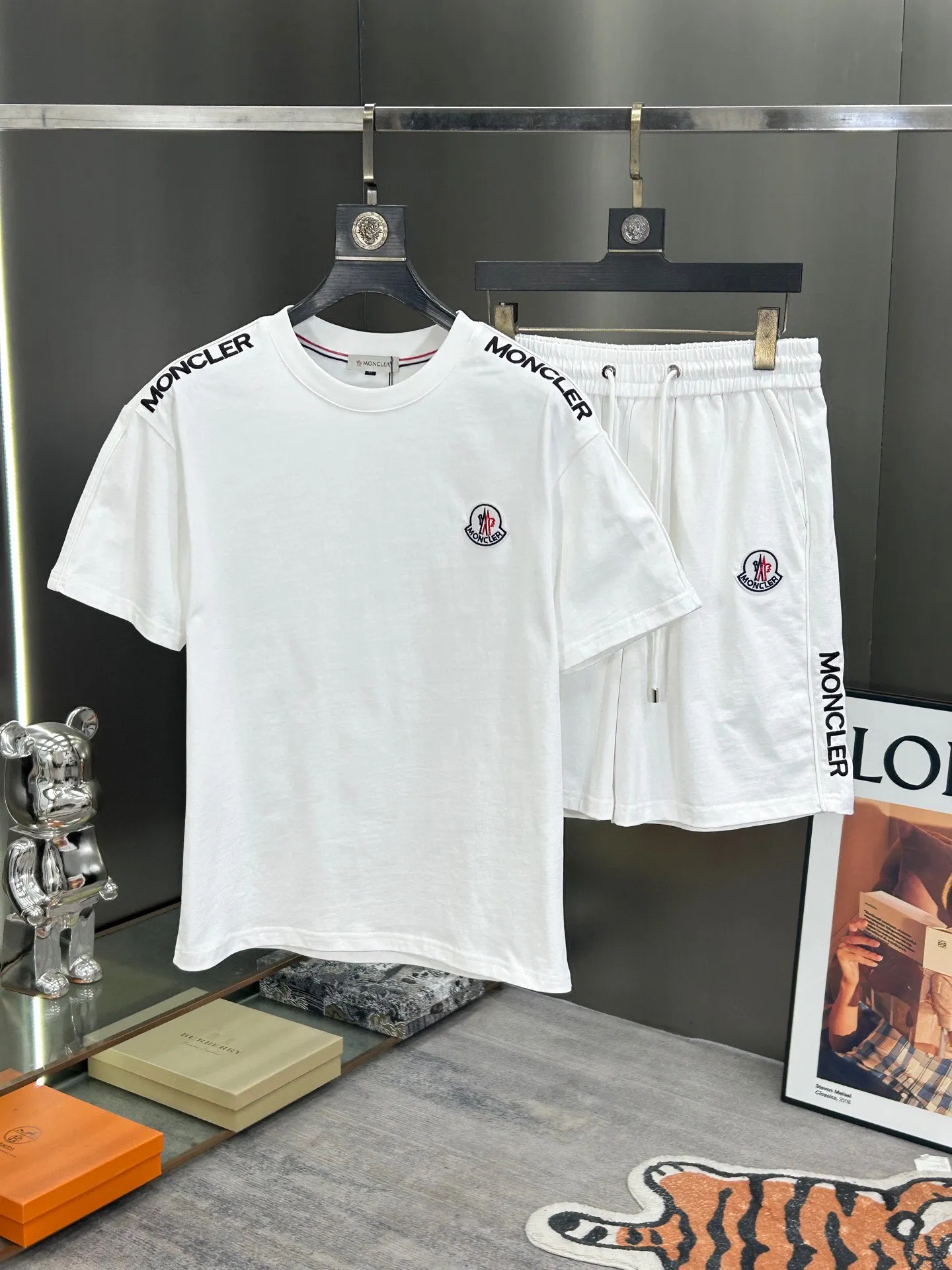 P560 Brand [MONCLER Mouth Covered] 2025 round neck short-sleeved shorts suit. The pure cotton fabric upper body will not be stuffy, the smooth and comfortable skin-friendly effect is more breathable, the fabric has its own texture, classic logo technology, a new interpretation from a unique angle, the first choice for fashion and versatility! Size: M-3XL (maximum wear: 190 pounds)