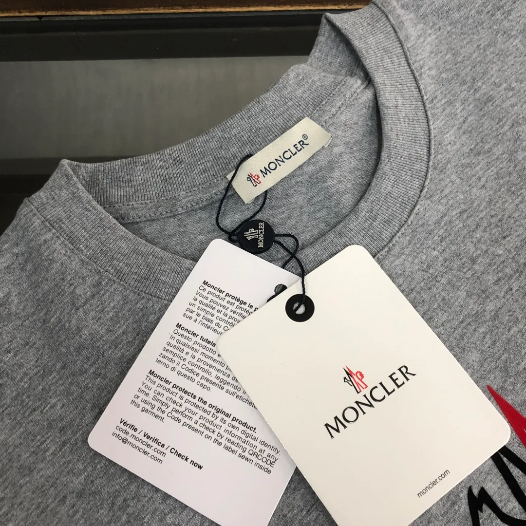 P150 MONCLER 25 latest short-sleeved T-shirt for couples ~ brand new element letter printing design ~ the fabric upper body is comfortable and breathable, not stiff, slim cut, made of high-end custom-made pure cotton fabric! The upper body is comfortable and stylish, and it can be worn alone as an inner layer. It is a must-have for fashionistas! ! ! Color: Black White Royal Blue Light Gray Dark Gray Size: S M L XL (Loose fit! Please state your height and weight when placing an order)