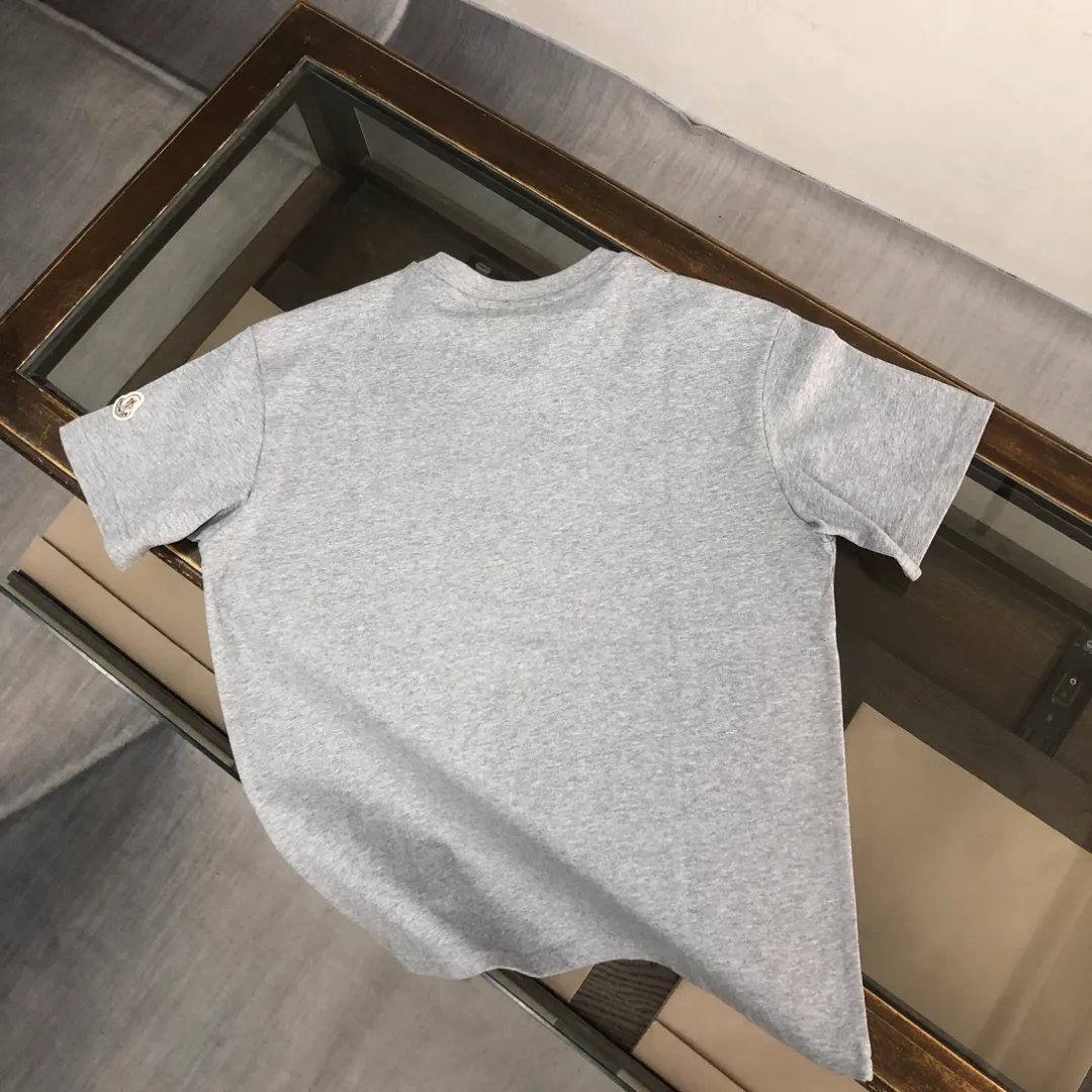 P150 MONCLER 25 latest short-sleeved T-shirt for couples ~ brand new element letter printing design ~ the fabric upper body is comfortable and breathable, not stiff, slim cut, made of high-end custom-made pure cotton fabric! The upper body is comfortable and stylish, and it can be worn alone as an inner layer. It is a must-have for fashionistas! ! ! Color: Black White Royal Blue Light Gray Dark Gray Size: S M L XL (Loose fit! Please state your height and weight when placing an order)