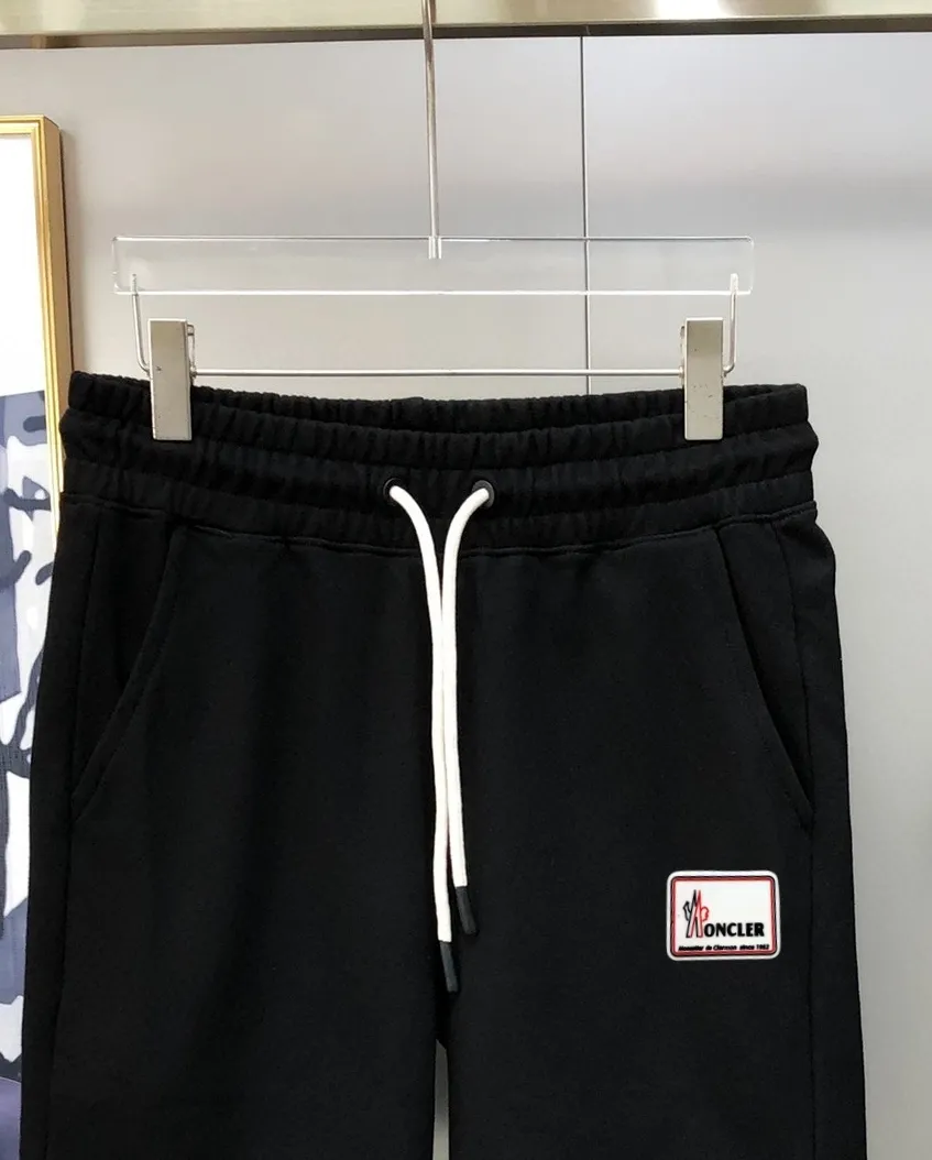 P230 Moncler SS new original men's casual shorts, the latest release on the official website of the counter ✨ High-end quality, simple, fashionable and elegant ✨ Classic logo LOGO design, customized original imported 100% cotton fabric, simple and elegant, versatile style, elegant and handsome upper body, brand new sense of sight! The details are all in place, no one is picky about the upper body, and you must pay for your own money. Size: S-XL (can wear up to 185 pounds, please state your height and weight when placing an order) Black Gray