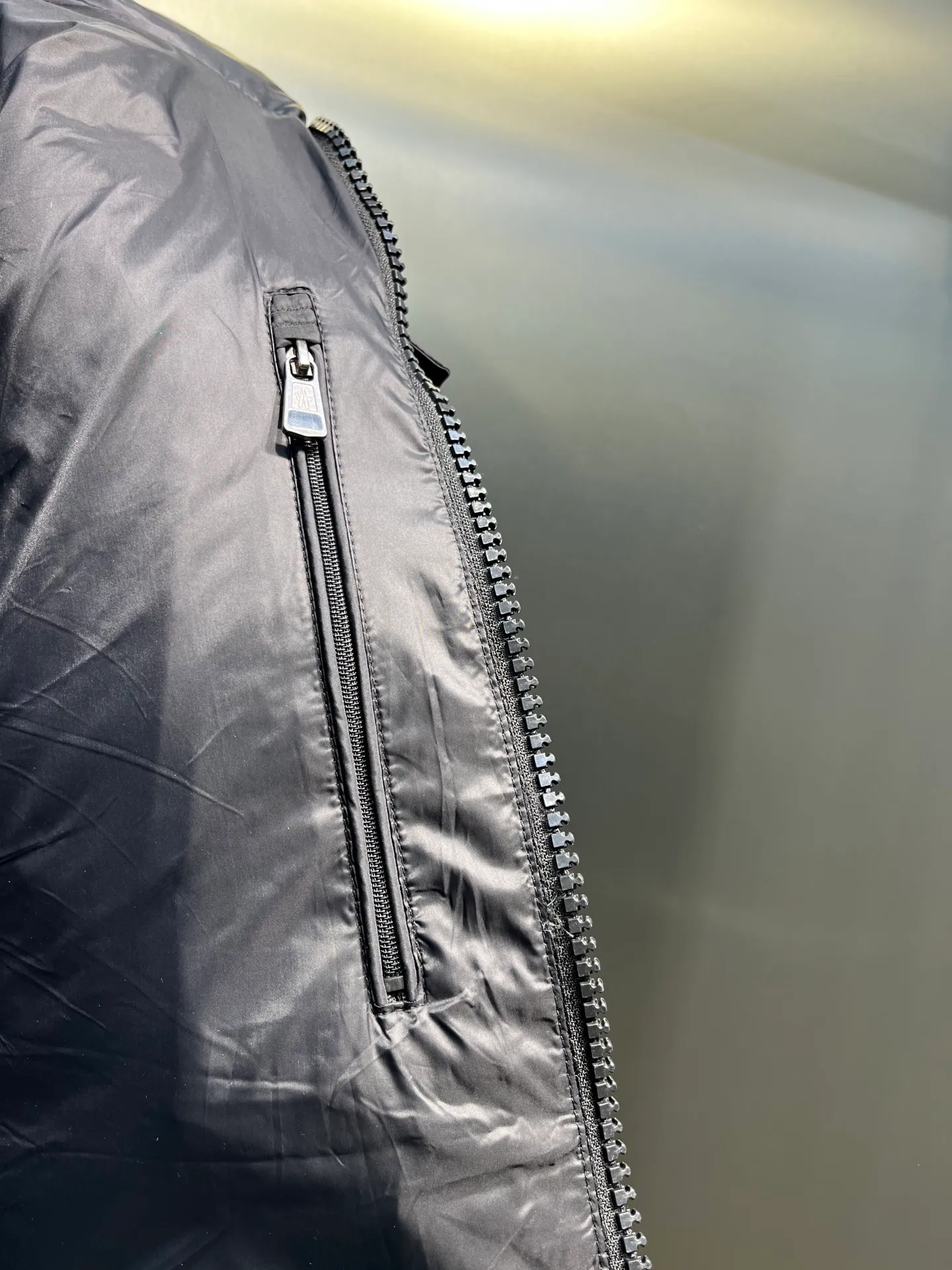 P820 ​​Moncler 🌟Mouth Mouth New Autumn and Winter Matte Classic Maya! Official website synchronized 🈶sale! Yuhuang's century-old evergreen series of products! The latest product from Mayan culture! 90 down filling, the fullness of the down can be seen with the naked eye. Disassembled, the fabric is soft and textured. It continues to be a hot seller, and the upper body is lighter and more comfortable. Color: black green yellow size: 12345