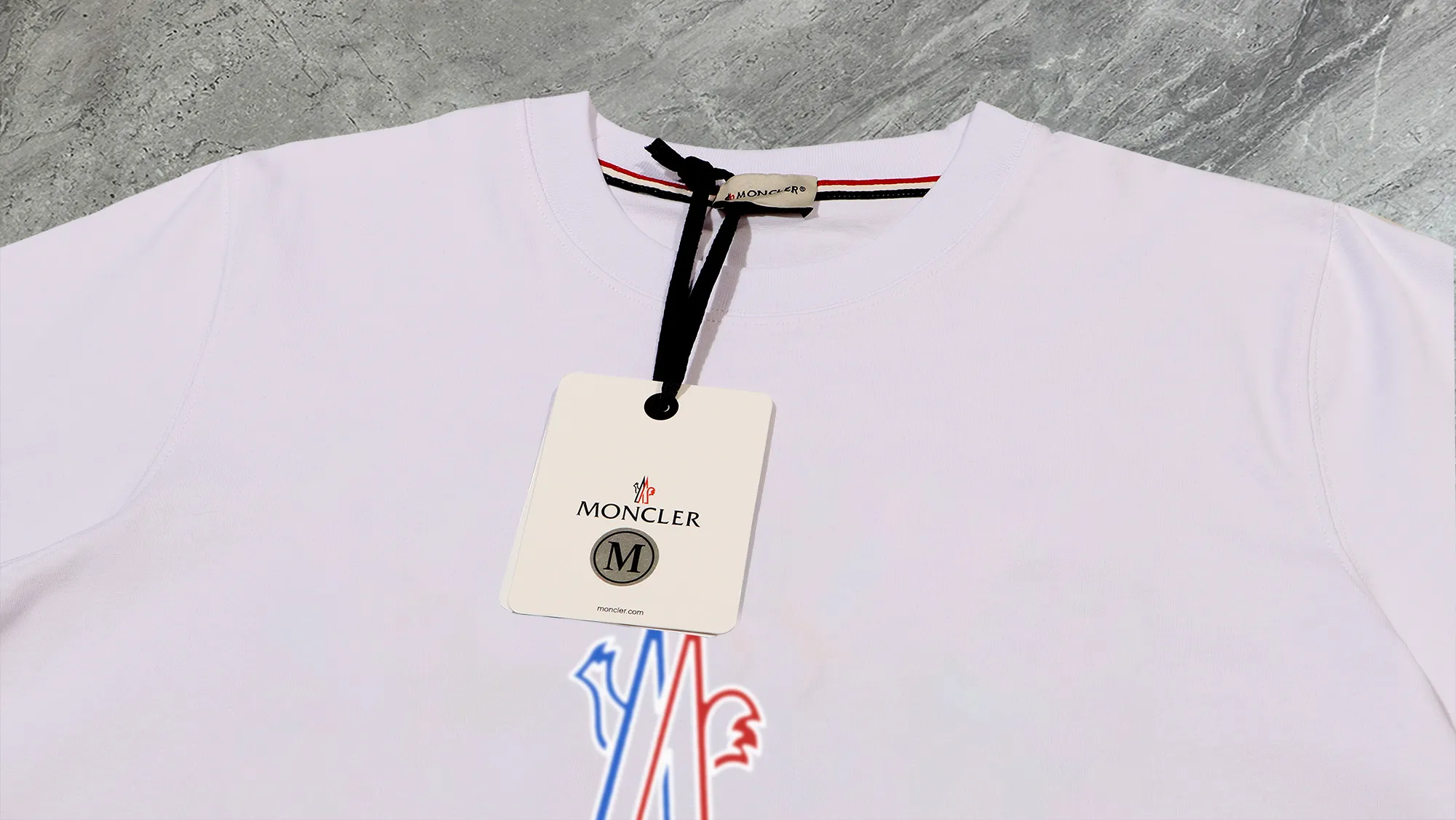 P210 High-version sweatshirt) [Long-term stock] 〖𝐌𝐎𝐍𝐂𝐋𝐄𝐑~Mask〗 Made of 440g heavy-weight fabric. It is different from the market currency. It can be matched with any variety and is properly handsome. 😎The whole dress is made of double waistcoats. The double waistcoats make the whole dress more three-dimensional. Not ordinary factories can do such fine work. 2025 Spring runway version of the T stage, on sale at the counter, round neck terry sweatshirt, high-end double-strand pure cotton, custom-made stretch ribs, dyed in the same vat, complete with three standards, matched with exquisite embroidered LOGO on the chest, simple and advanced, same style for men and women. Color: black, apricot, white, size: S M L XL 2XL