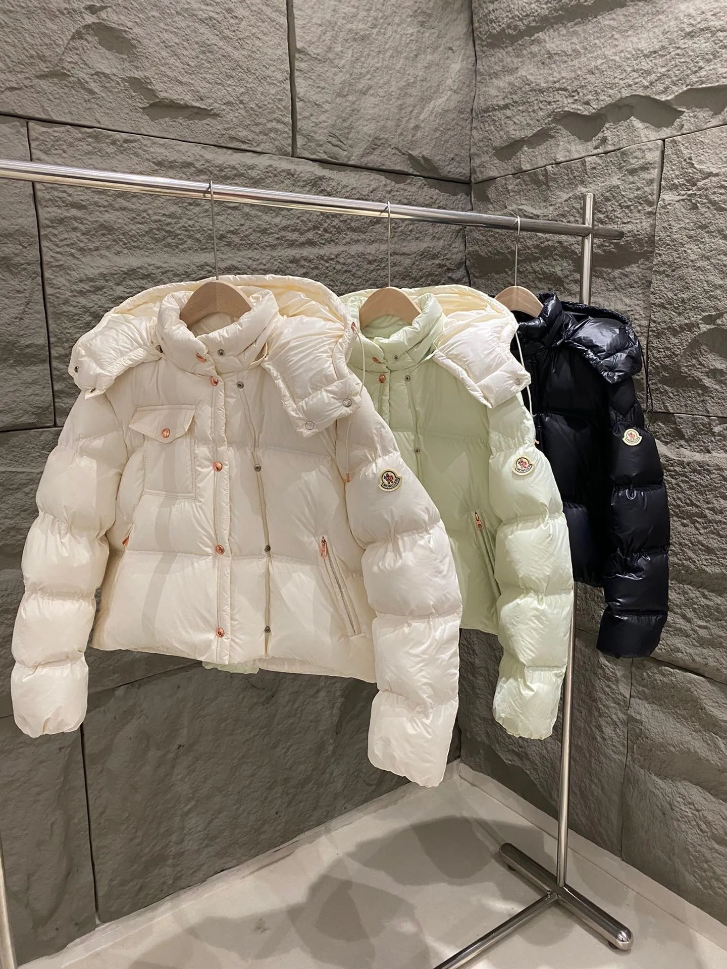 P860 Moncler Moncler 25 new products Erea square quilted hooded short down jacket women's jacket Erea down jacket cleverly uses shape and texture to show modern style. Short design in functional super laqué nylon with a glossy finish. This hooded insulated piece features a double-snap closure for an asymmetrical shape. The body and sleeves are quilted in varying sizes for a geometric feel. Color: Black/Milk White/Apple Green Size: 0/1/2