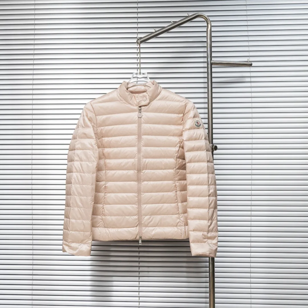 P720 top version (different currencies) Style: Moncler Moncler IGELLE series solid color zipper slim fit and thin waist rib down jacket (all made of national standard 90 goose down, sizes are all authentic digital sizes) Color: picture color Size: 1-2-3-4 Fabric: 90 goose down Accessories: full set of customized accessories No gender distinction, same style for men and women