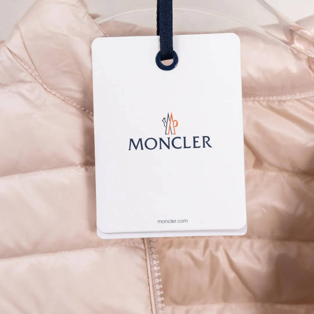 P720 top version (different currencies) Style: Moncler Moncler IGELLE series solid color zipper slim fit and thin waist rib down jacket (all made of national standard 90 goose down, sizes are all authentic digital sizes) Color: picture color Size: 1-2-3-4 Fabric: 90 goose down Accessories: full set of customized accessories No gender distinction, same style for men and women